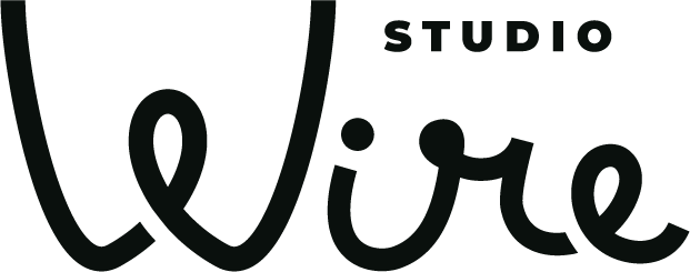 Kuvassa on Studio Wiren logo, jossa on musta tausta ja vihreitä kirjaimia.