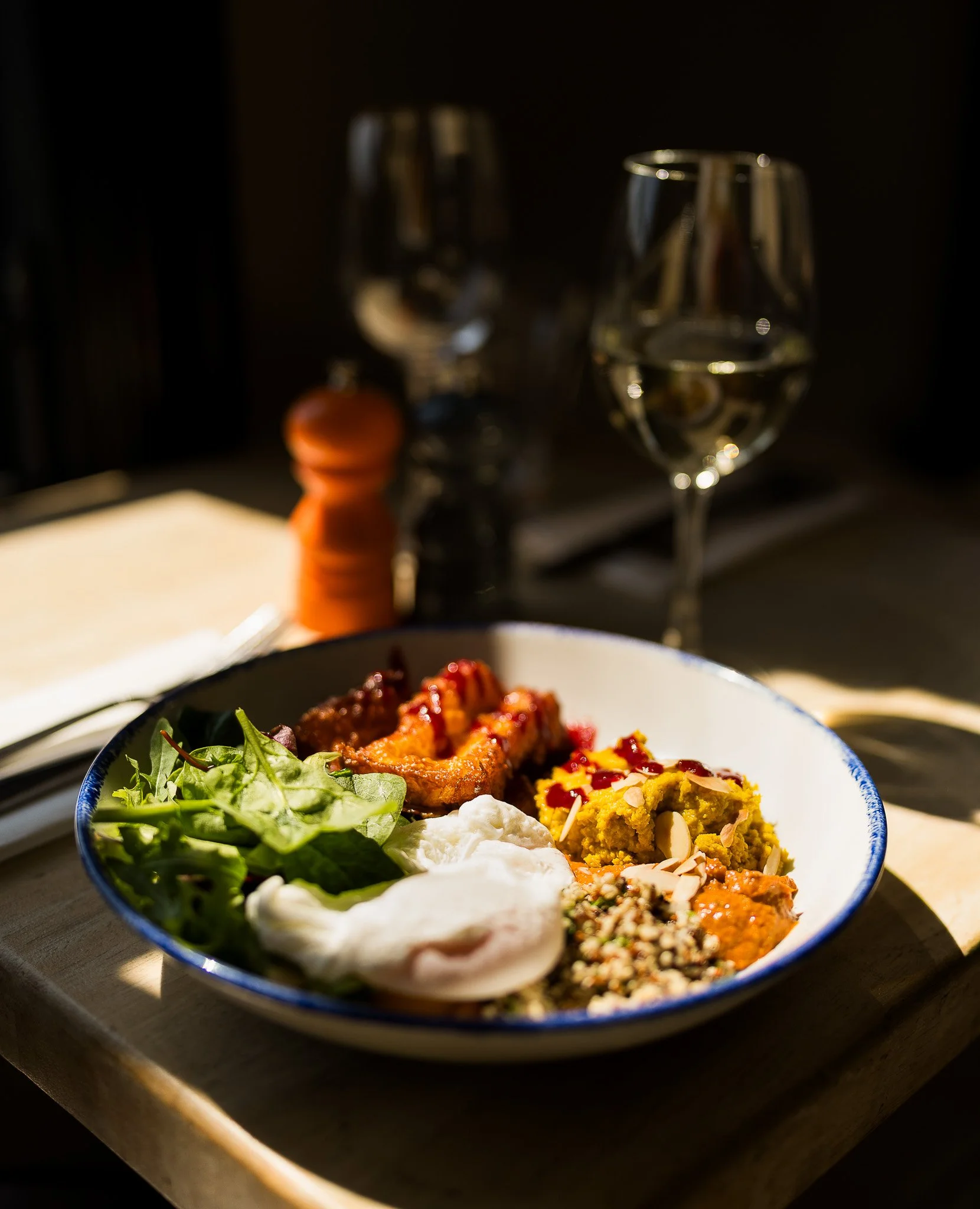 Healthy salad bowl with grilled chicken and vegetables.