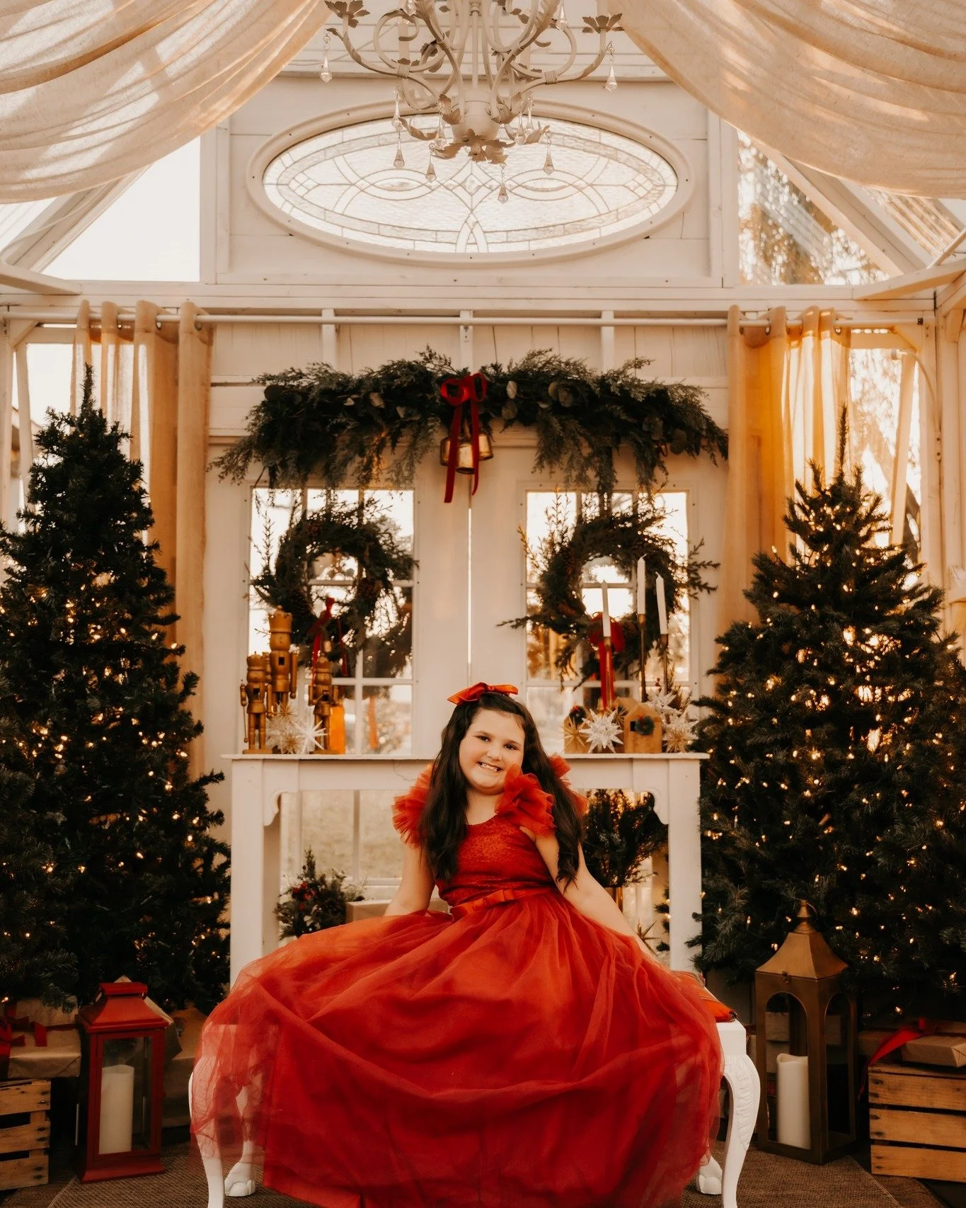 🎄✨ Christmas at The Victorian ✨🎄
at New Orleans Square | Broken Arrow
Step into a Hallmark movie moment! 📸🎅
Choose your favorite festive setup &mdash; from cozy classic to elegant Victorian charm.
🎁 15-min session | $55 retainer
🎄 Multiple pack