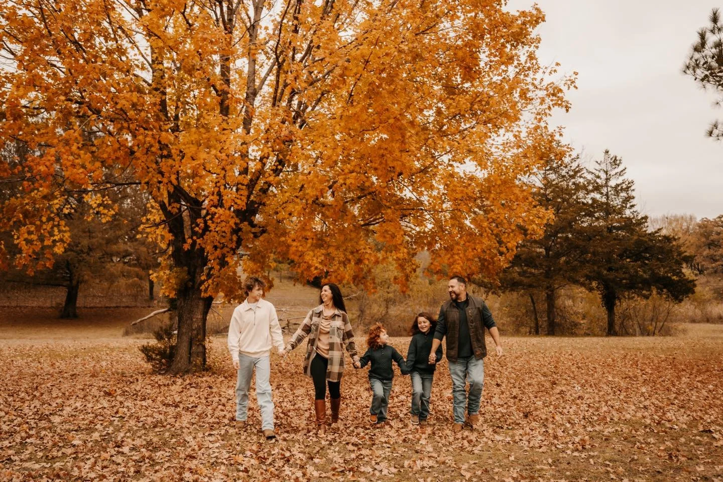 🍁 Fall is the season of COLOR&mdash;and your portraits deserve that golden glow! Who&rsquo;s ready to play in the leaves with me? This location is in Claremore OK! Limited availability for October, Now booking for Nov / Dec! ✨