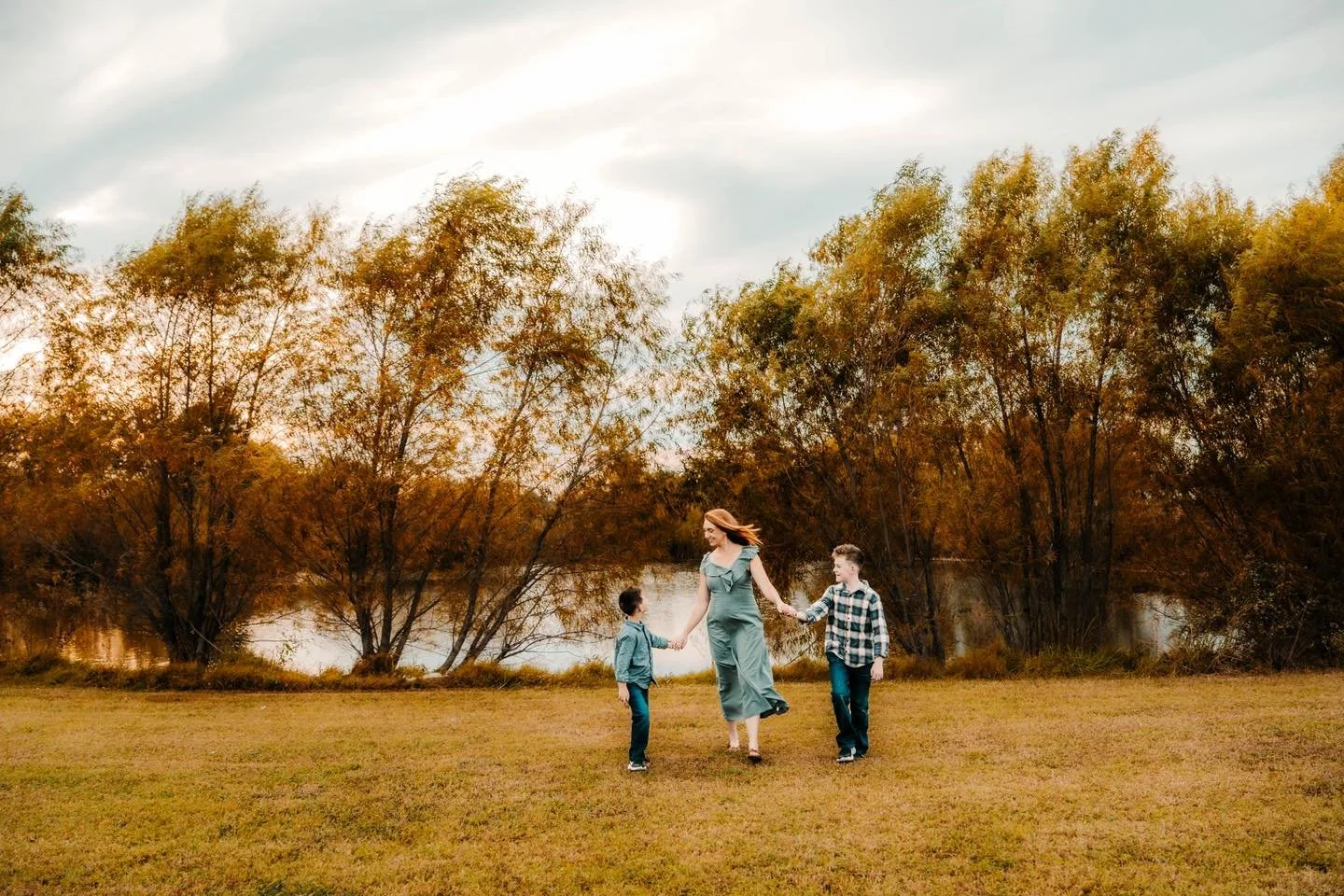 🍂 Fall minis are here and they’re HALF OFF my regular session price! 🍁
I’m opening spots in the Pryor and Claremore areas (pryor location shown) — these go quick every year, so grab yours before they’re gone!
Let’s m