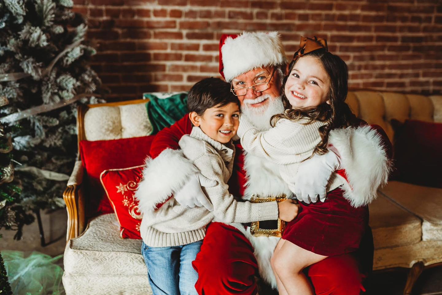SANTA!!! THIS WEEKEND!! $35 off!!! 
Located at Catoosa Sunflower Farm &mdash; 2nd photo is the setup. I also have 1 Christmas mini without Santa left as well! Book here&mdash;https://book.usesession.com/i/lIJpIh8nUC