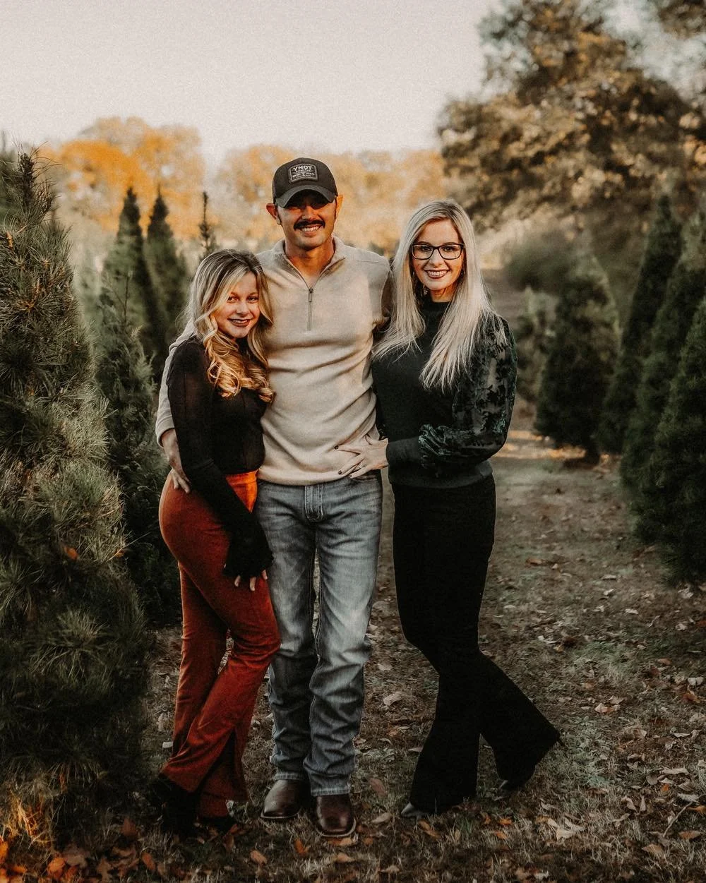 🎄✨ Only TWO Christmas Tree Farm Minis Left! ✨🎄

Muldrow Tree Farm is calling and THIS Sunday is your last chance to snag one of these magical Christmas tree sessions! 🌲📸

If you&rsquo;ve been waiting&hellip; THIS IS YOUR SIGN. Cozy vibes, twinkly