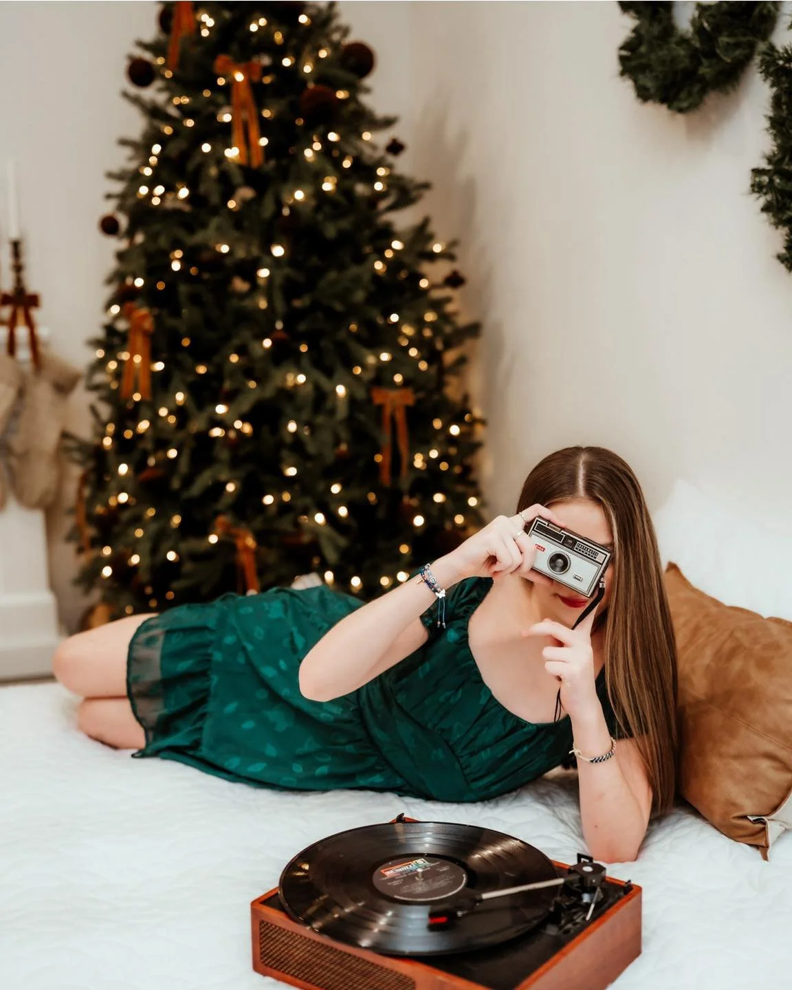 ✨ Christmas magic is in FULL swing over here! ✨
I&rsquo;ve been shooting the most beautiful Christmas sessions lately and y&rsquo;all&hellip; every single one has been straight-up magical. The sparkle, the cozy vibes, the sweet families, the twinkly 