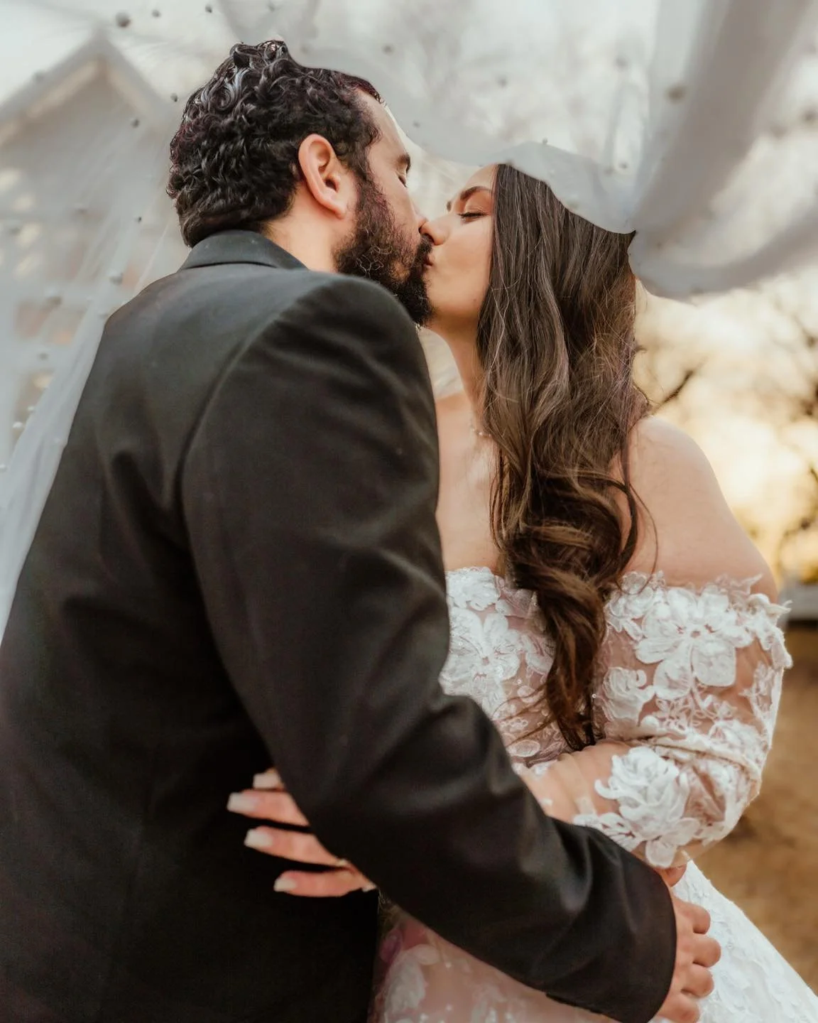 ✨ NEW YEARS WEDDING SALE &mdash; up to $300 OFF! ✨

This beautiful bride &amp; groom were married in November, but they didn&rsquo;t love their original wedding photos&hellip; so they came to me to redo them, and I&rsquo;m SO thankful they trusted me
