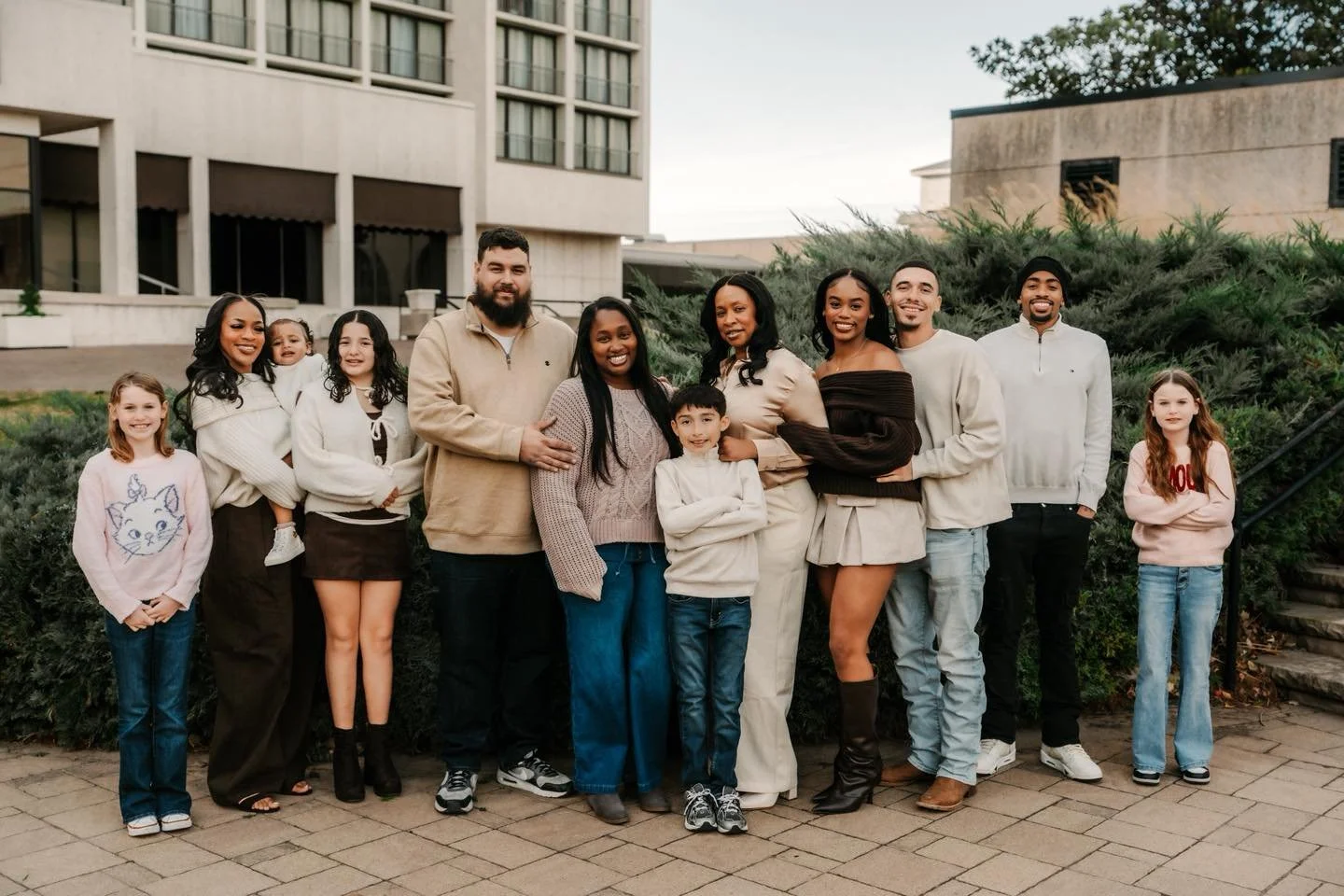 Extended family photos 🫶🏼 It was so nice meeting this beautiful family in downtown Tulsa recently!