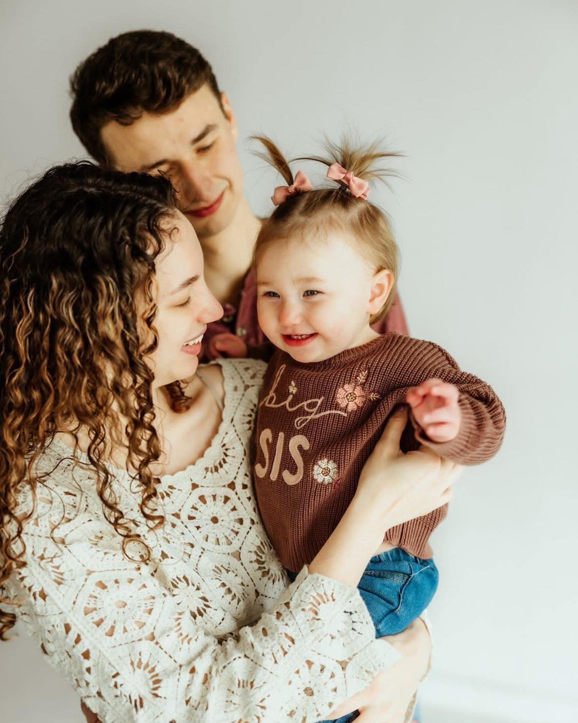 Big congratulations to my sister Hannah and brother-in-law Dra on your growing family! 💕
And a very special shoutout to Katie Bug, who&rsquo;s about to become the sweetest big sister ever 🐞✨

I&rsquo;m so incredibly thankful that Hannah trusts me t