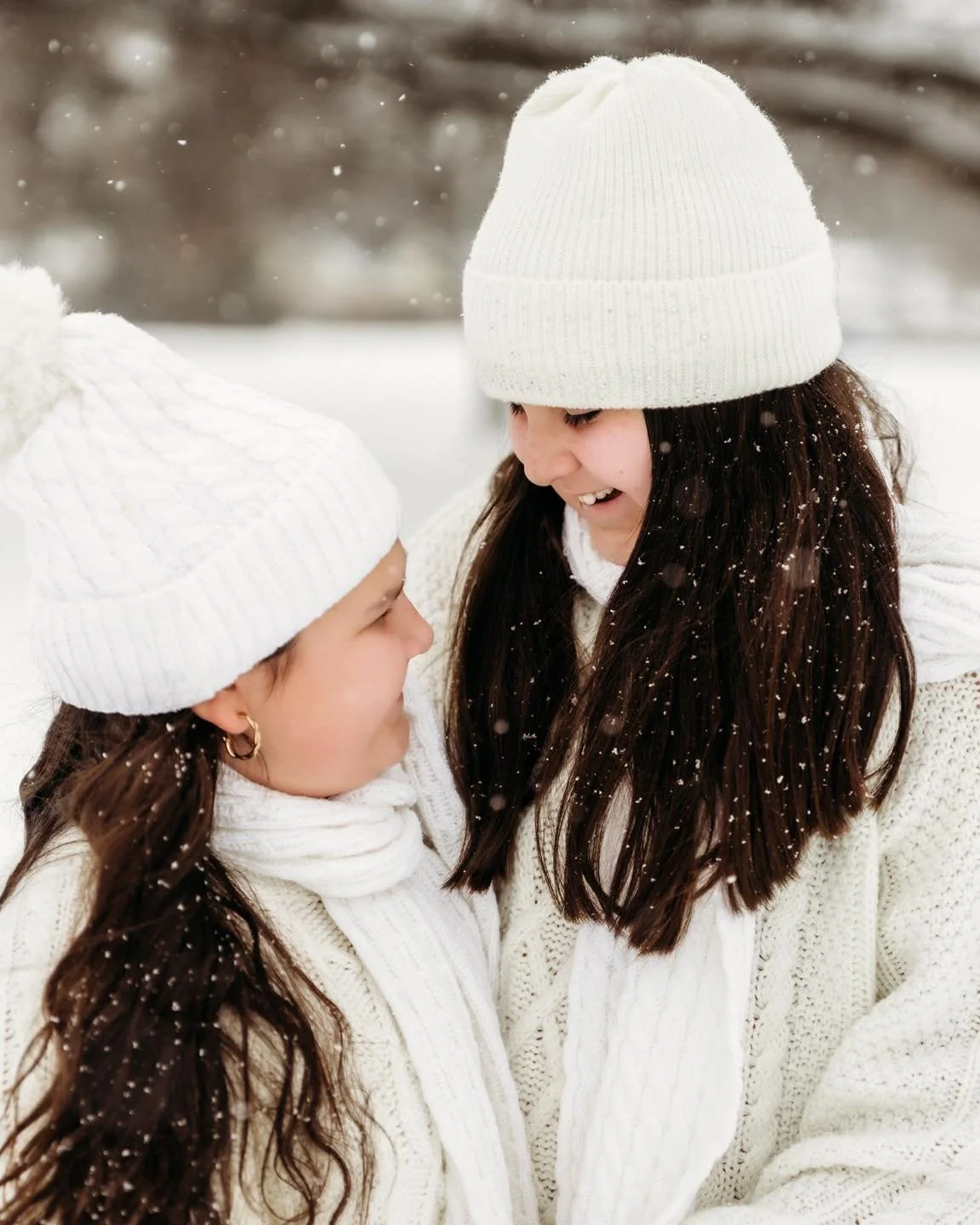 ❄️ First snow of the year &amp; my favorite little models ❄️

Today I got to bundle up my girls and document their magic in the snow&hellip; and moments like this are exactly why I love what I do. 🥹
I don&rsquo;t just photograph families &mdash; I g