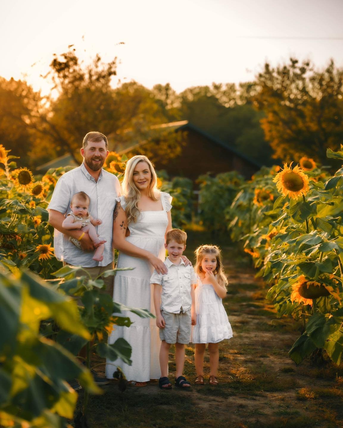 🥶❄️ It may be FREEZING outside right now&hellip;
but behind the scenes I&rsquo;m already dreaming of SPRING + SUMMER ☀️🌸

🌻 Sunflower sessions SOLD OUT last year (so fast!) and this year I&rsquo;m opening them earlier than ever so y&rsquo;all can 