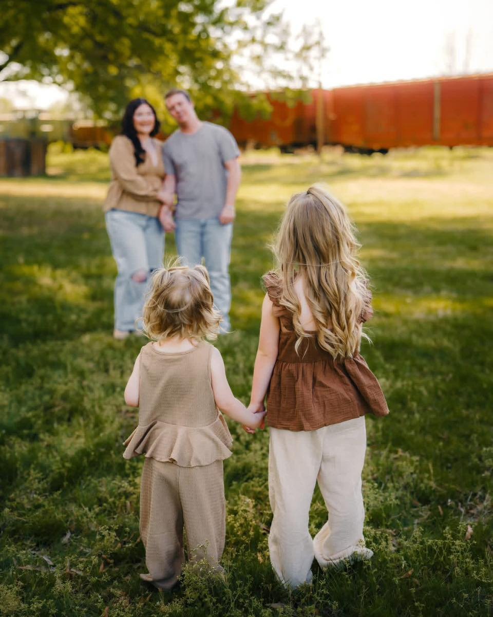 🌿 HOMETOWN MINI SESSIONS 🌿

I&rsquo;ll be back in my hometown on April 25th and I&rsquo;m opening up a limited number of $150 Spring Minis in the Muldrow area 🤍

Think simple, natural greenery + all the spring vibes 🌱✨ &mdash; nothing overdone, j