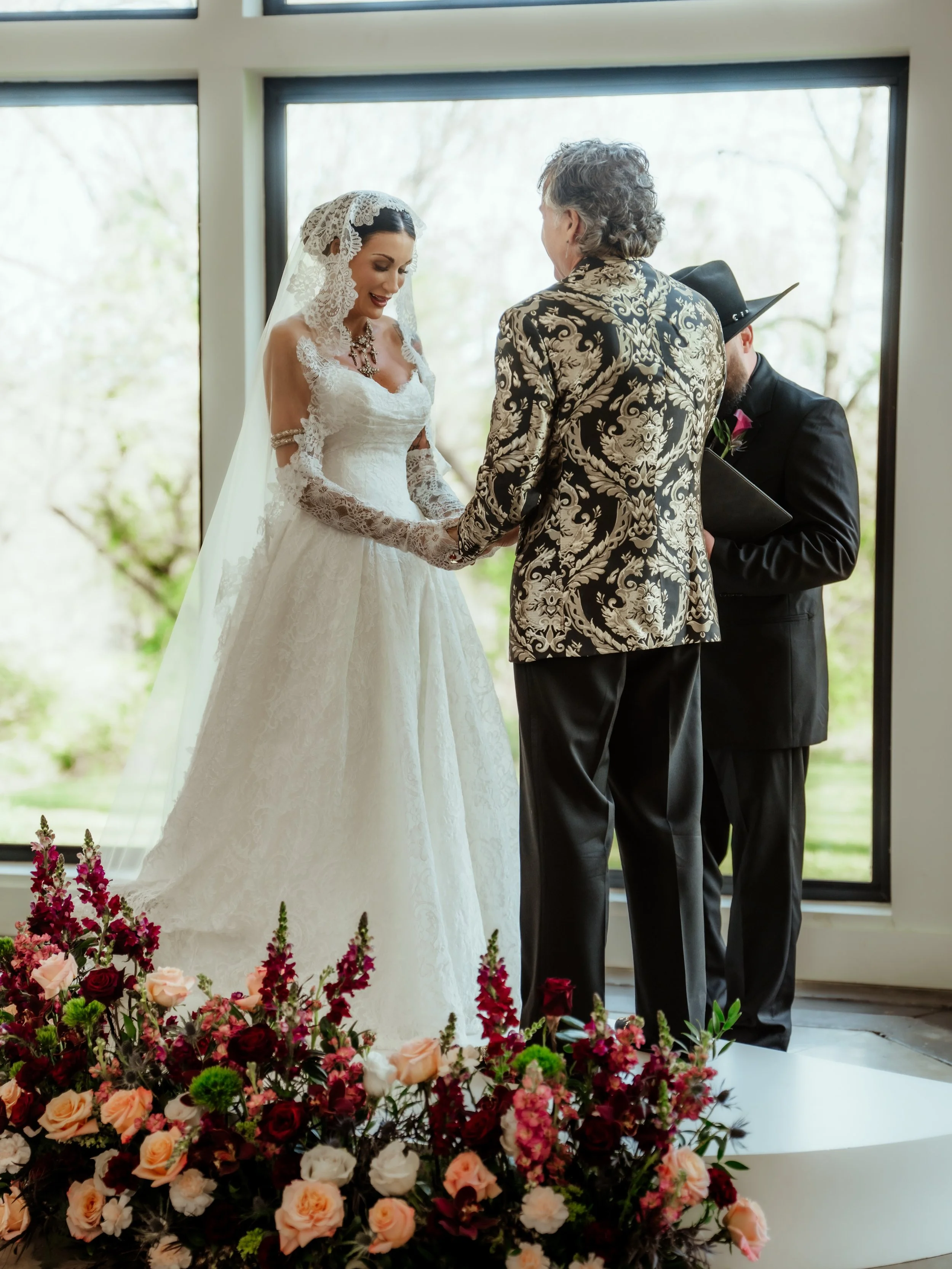 Brides getting married on November 28th or December 31st, 2026, this one&rsquo;s for you! 🤍

I have these two dates still available on my calendar, and I&rsquo;m offering $250 off wedding photography for any couple who books one of them!

A little a