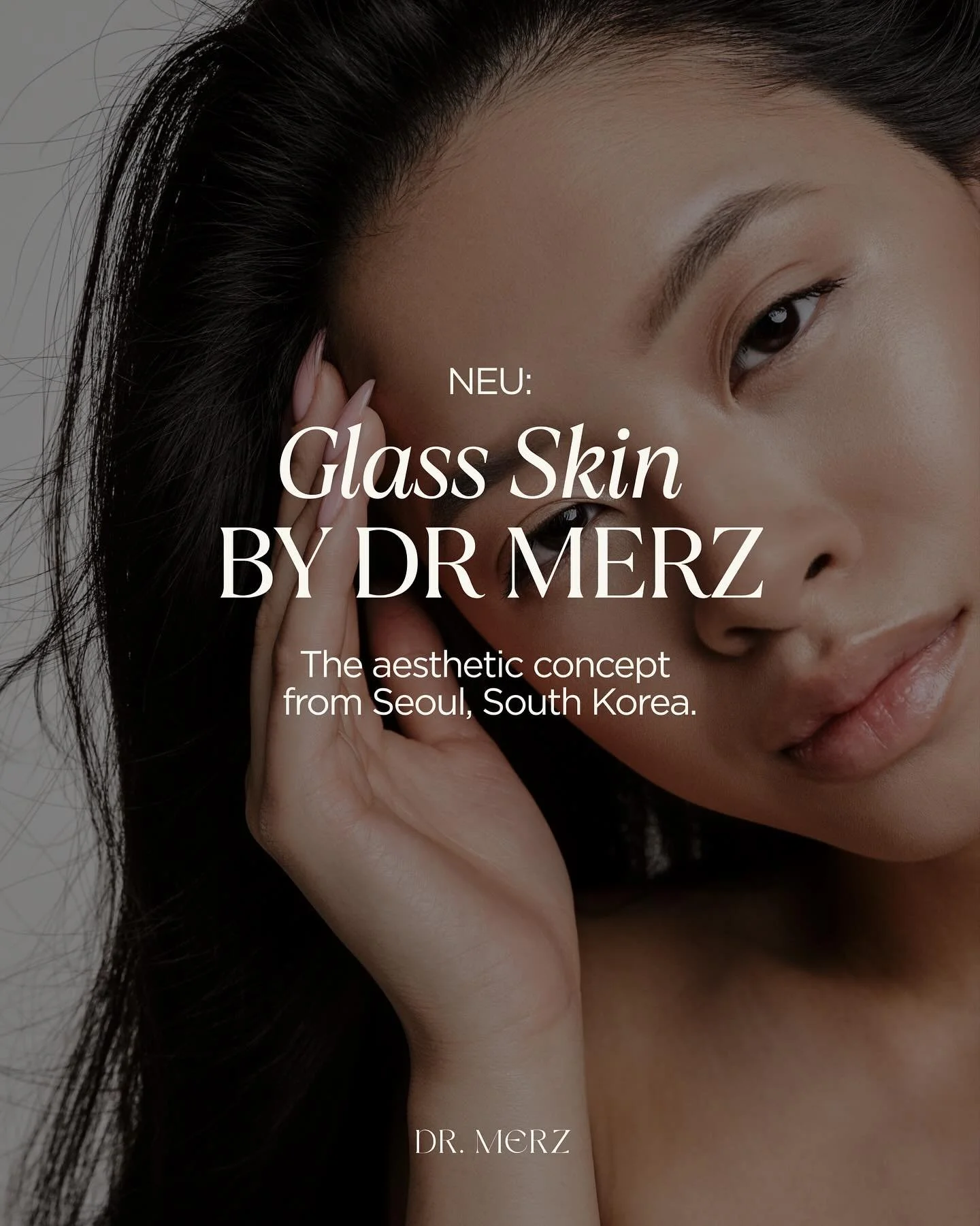 - Man muss nicht nach Seoul, um diesen Glow zu bekommen - 

DR MERZ GLASS SKIN &ndash; inspiriert von der koreanischen Haut&auml;sthetik, umgesetzt mit medizinischer Pr&auml;zision.

Zwei biorevitalisierende Wirkstoffe:
Polynukleotide &ndash; f&uuml;