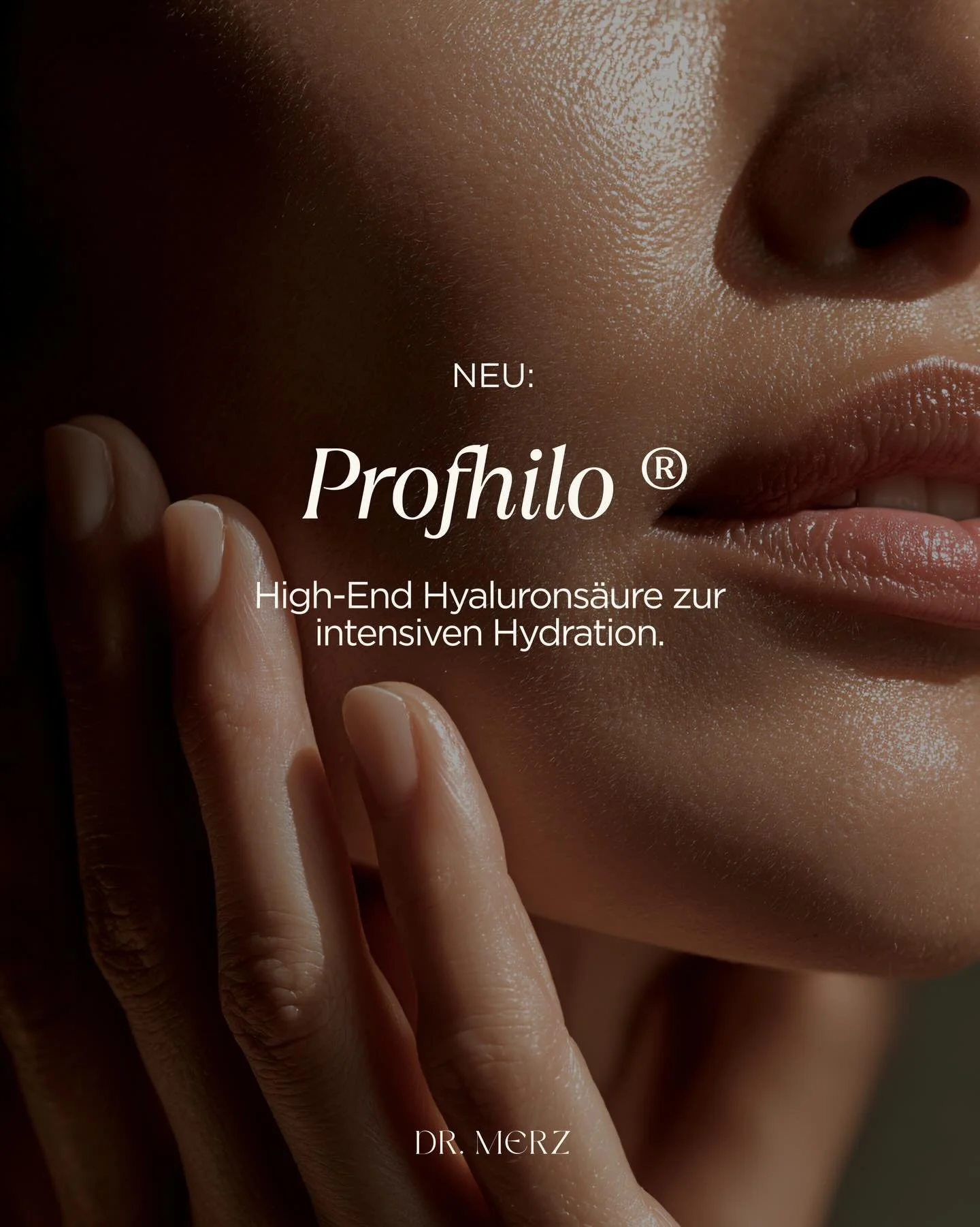 - Profhilo&reg; -

Eine innovative Biostimulations-Behandlung mit hochkonzentrierter, unvernetzter Hyalurons&auml;ure zur Verbesserung der Hautqualit&auml;t.

Im Fokus stehen:
- Intensive dermale Hydration
- Stimulation von Kollagen &amp; Elastin
- V