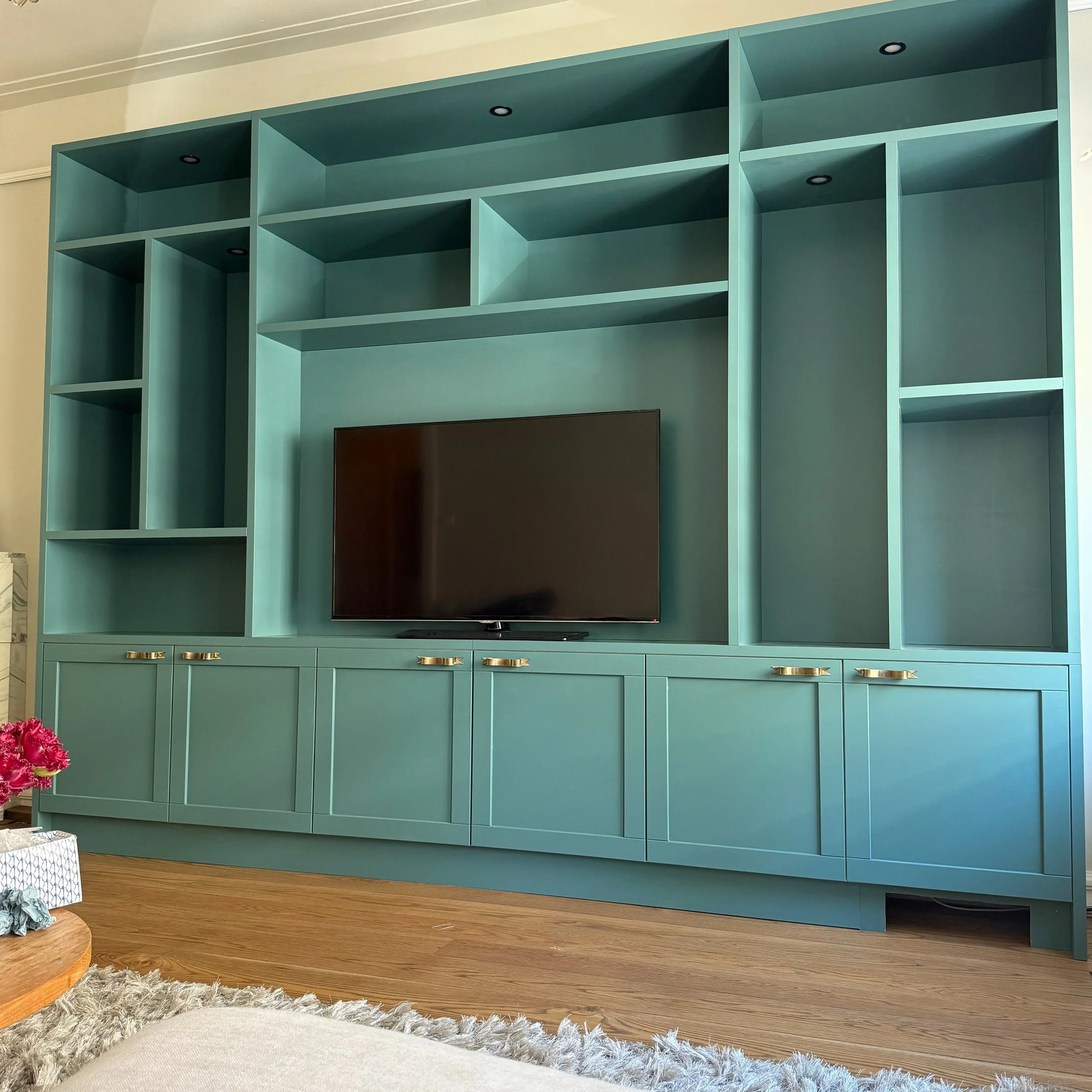 Strakke lijnen, verfijnde details.
Dit maatwerk TV-meubel is afgewerkt in een diepe blauwgroene tint, met paneeldeuren, ge&iuml;ntegreerde spots en een subtiele open plint voor de robotstofzuiger.

#maatwerkinterieur #tvmeubelopmaat #interieurbouw #m