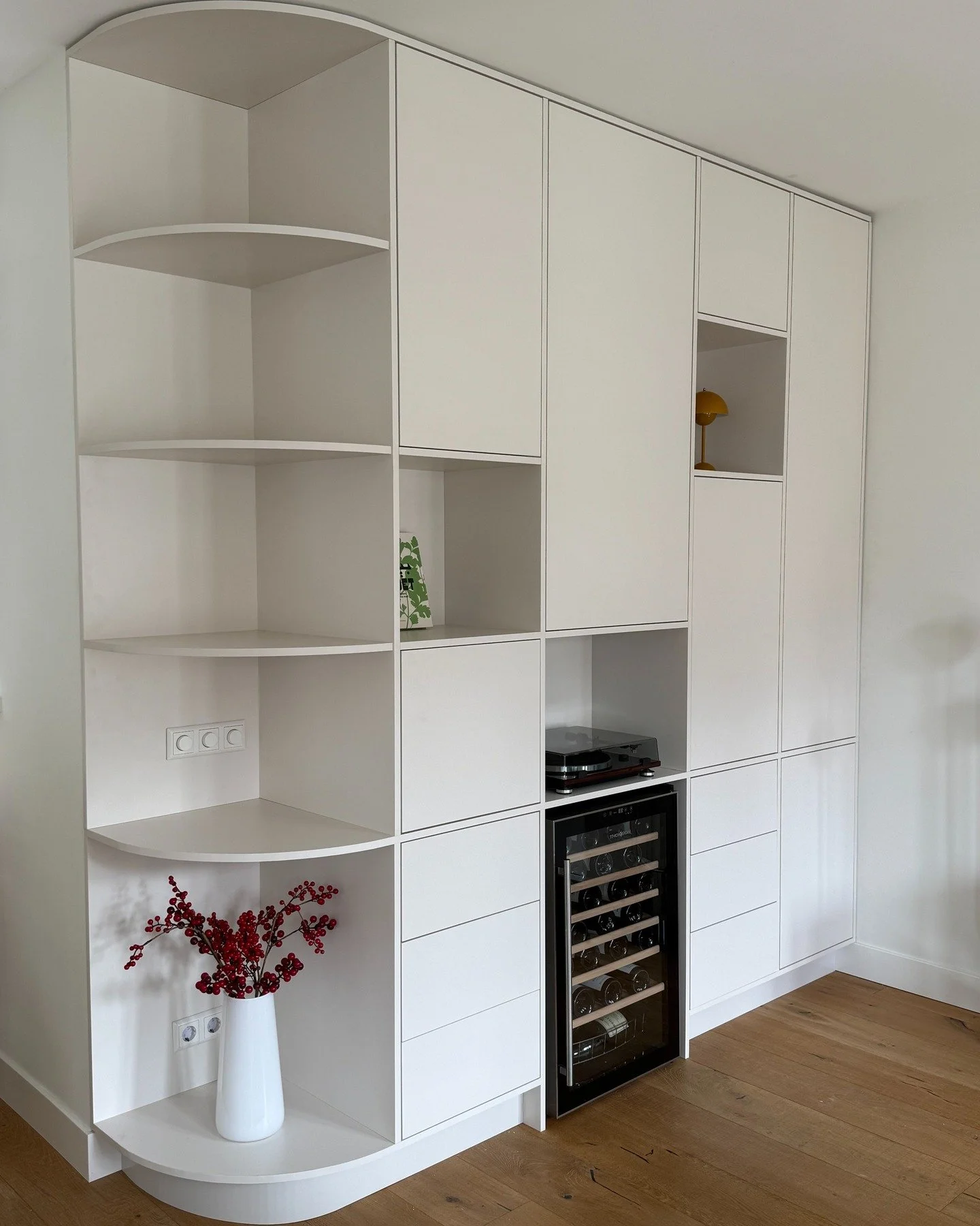 Strak maatwerk met een zachte twist.

De afgeronde hoek maakt de kast lichter in de ruimte, terwijl de ge&iuml;ntegreerde wijnkoelkast en massieve beukenhouten lades zorgen voor pure functionaliteit. Simpel, doordacht en tot in detail afgewerkt.

Wat