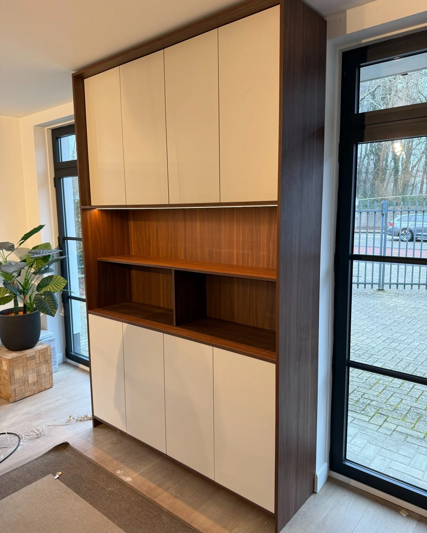 Strak maatwerk voor dit kantoor in Heemstede ✨
Warme houttinten, rustige fronten en ge&iuml;ntegreerde LED-verlichting zorgen voor een perfect gebalanceerd geheel.

Functioneel, stijlvol en volledig afgestemd op de ruimte.

Wat vind jij van deze comb