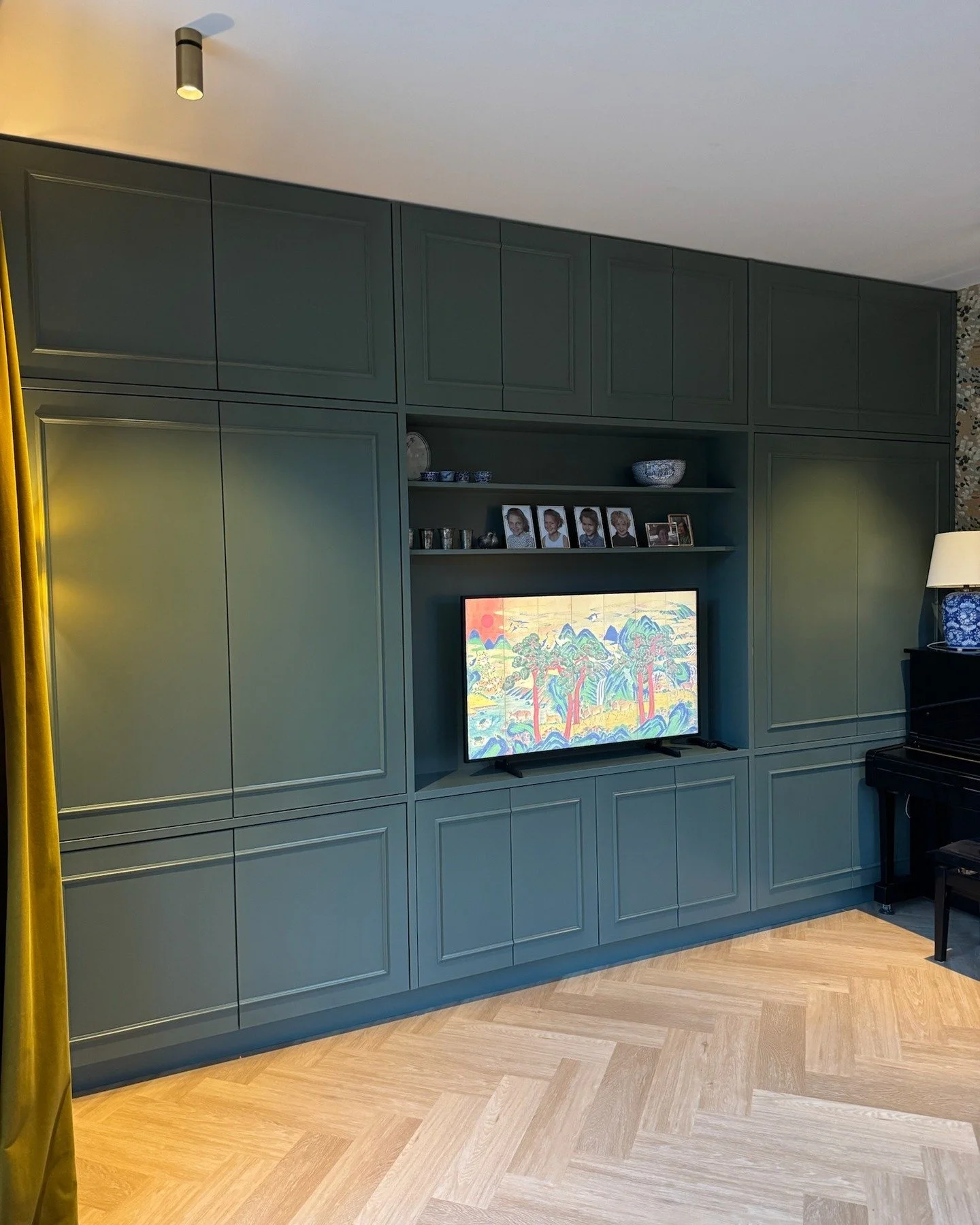 Een woning waar stijl en functionaliteit naadloos samenkomen ✨

Deze maatwerk kastenwand in Wassenaar laat zien hoe design en praktisch gebruik elkaar versterken. De klassieke tv-kast met verfijnde paneeldeuren zorgt voor rust en elegantie in de leef