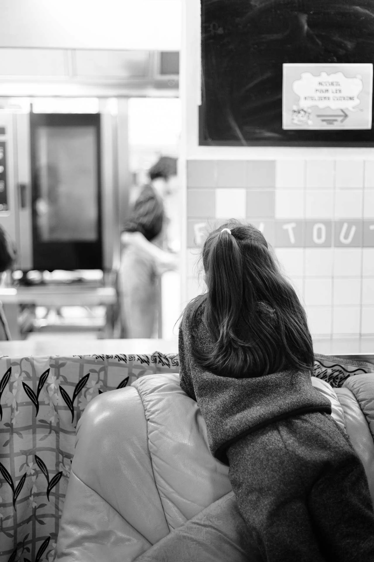 Photographie évènementielle - événement association justice alimentaire - enfant qui regarde dans la cuisine