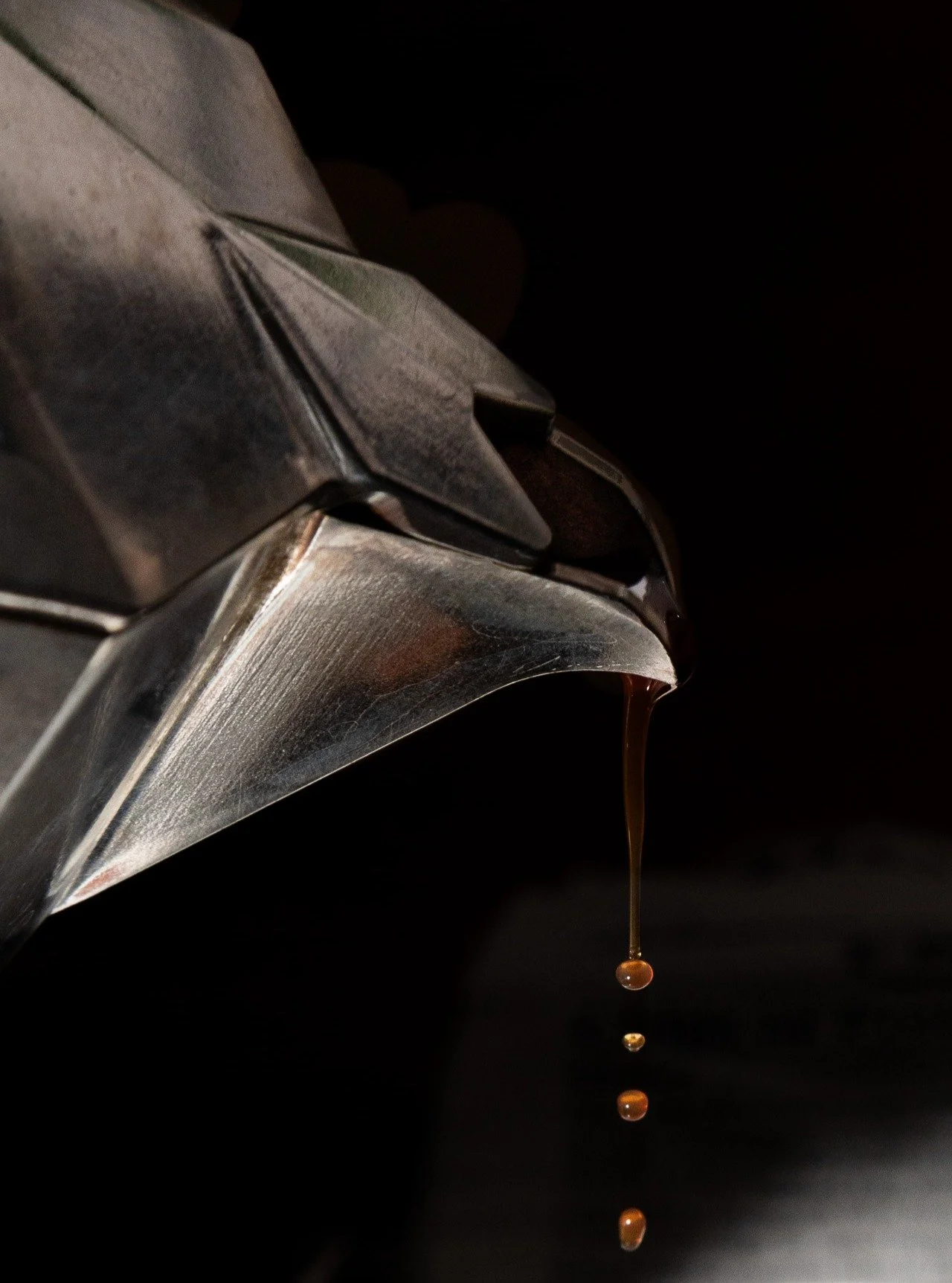 Perles de caf&eacute; 🟤 

Les d&eacute;tails qui se cachent dans les gestes les plus simples ☕️

 #coffee #foodphotographer #morningcoffee #italiancoffee #foodphotography