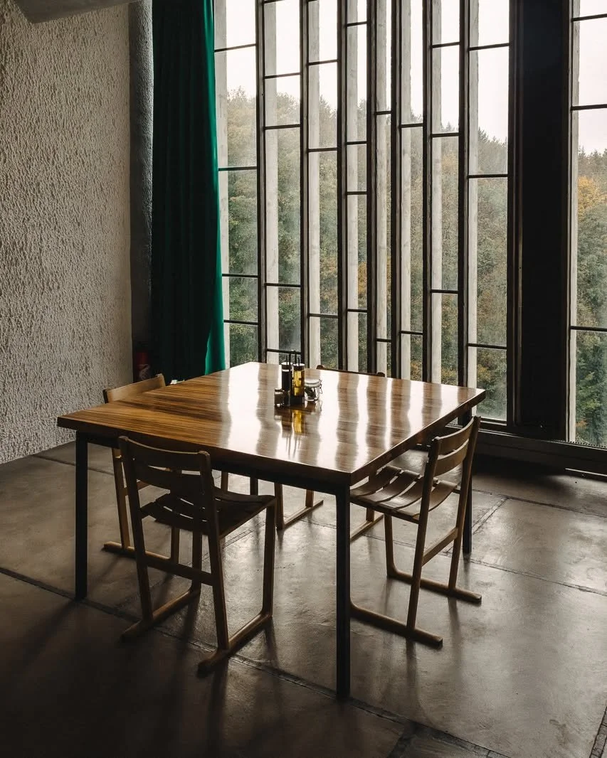 Moment suspendu au @couventdelatourette avec ses fen&ecirc;tres embl&eacute;matiques 🪟

#photography #architecture #photographelyon