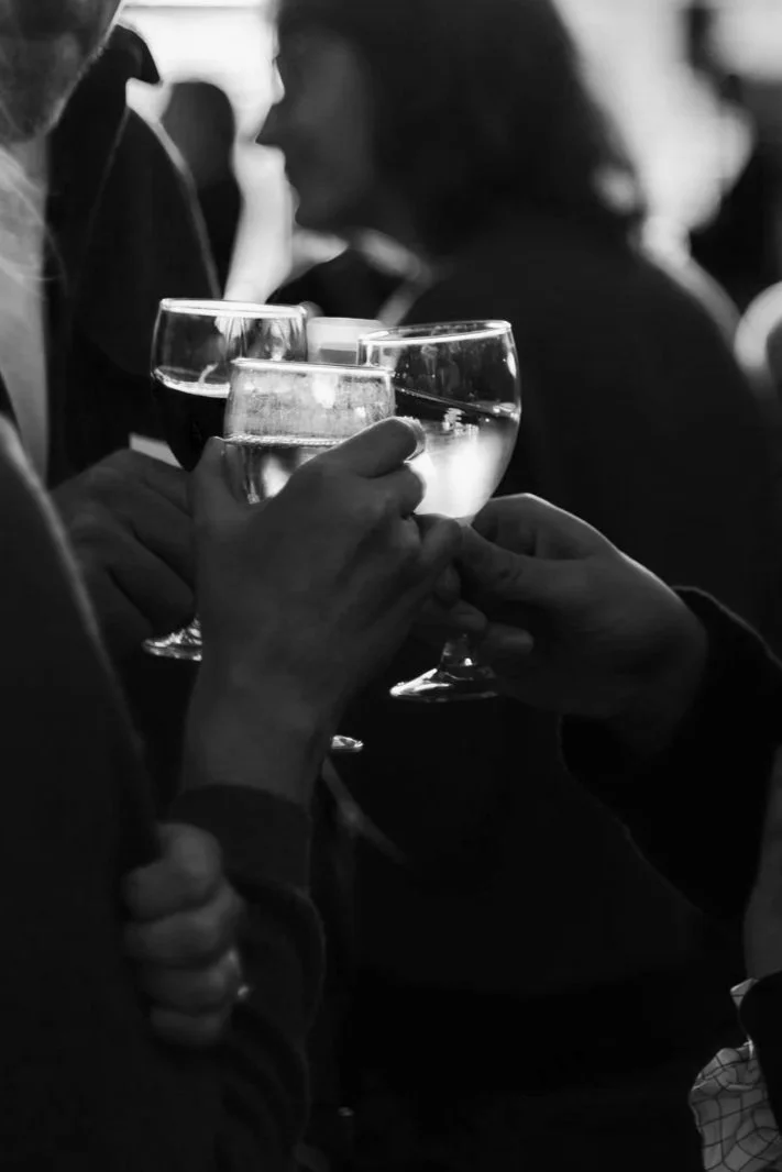 Photographie événementielle - photo d'un moment convivial ou des gens trinquent