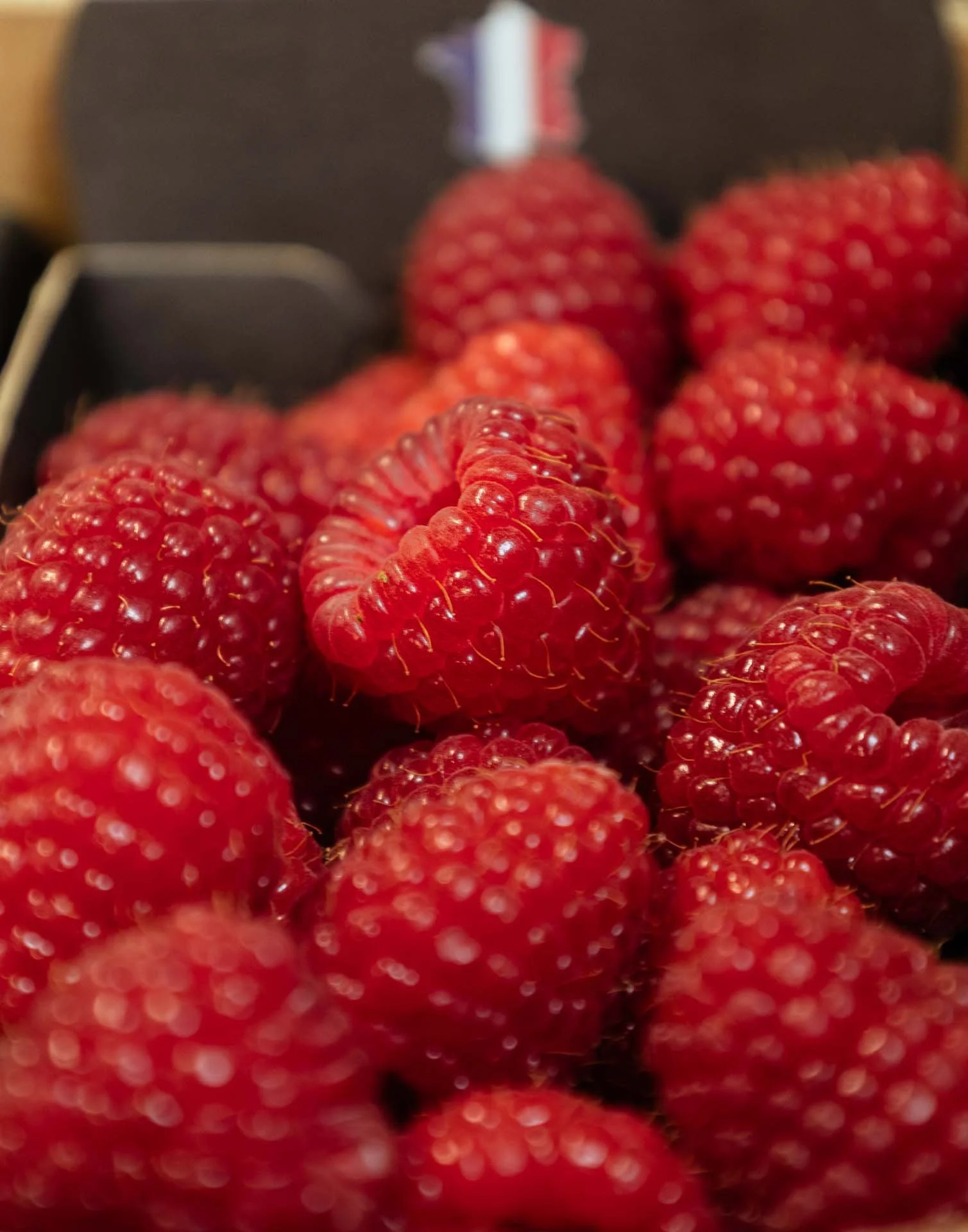 photographe culinaire framboises rouges fraîches dans un tiroir à fruits.