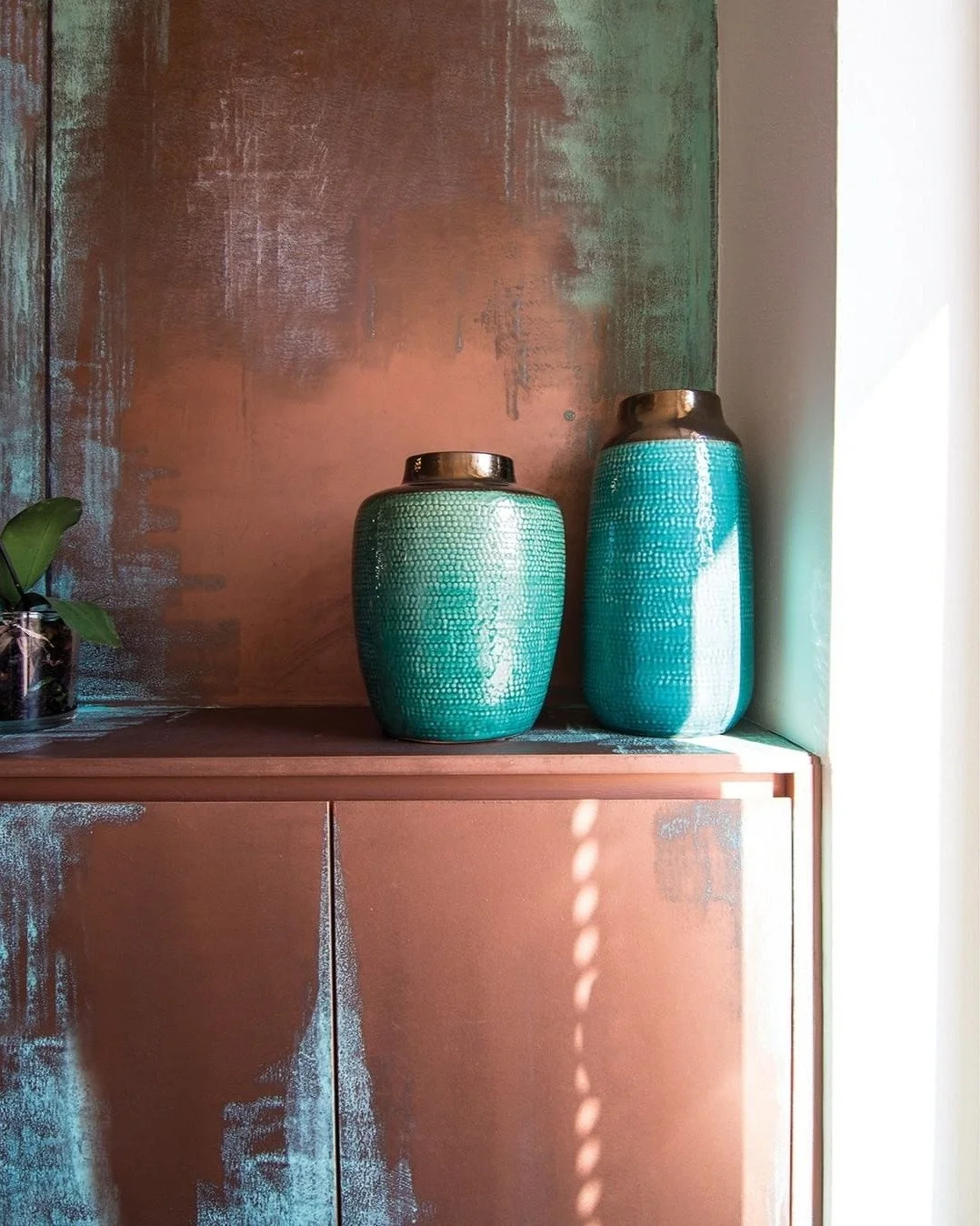 A weathered green wall, a hint of patina, and a whole lot of character.

This soft oxidation effect was created with Verderame Wall Painting, a Novacolor finish designed to evoke the natural aging of copper. The result? A surface that feels both refi