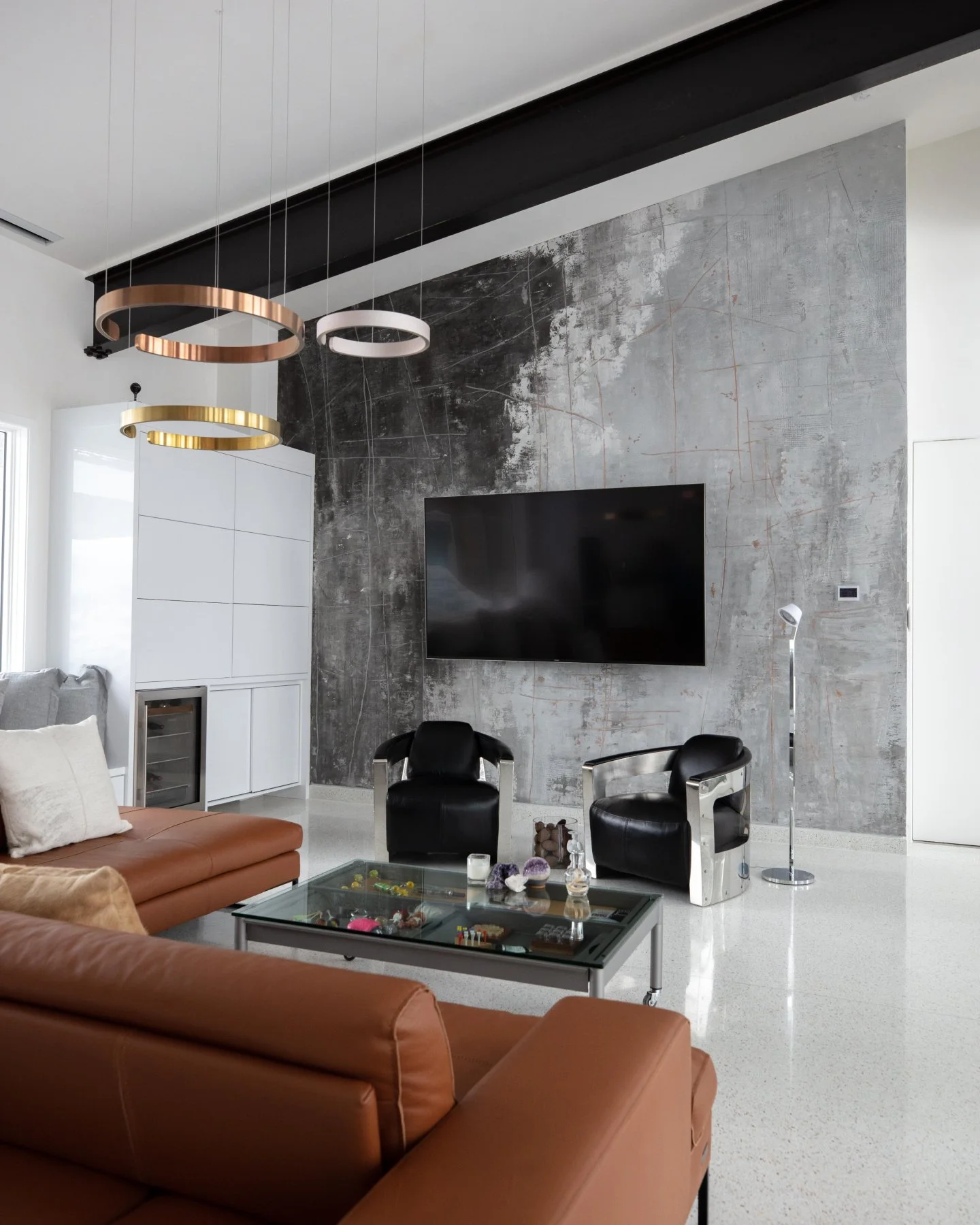 When a home&rsquo;s design calls for a feature wall that makes a bold yet refined statement, this is how you do it.

This stunning living room finish by @lucadonati76 balances contrast, texture, and polish in all the right ways. Created using a trio 