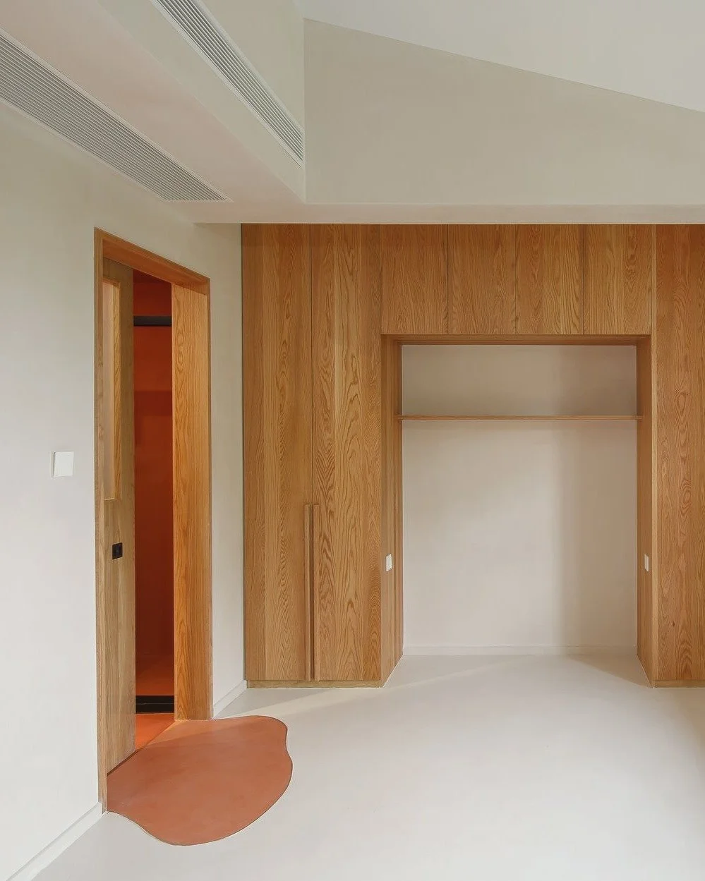 Soft, sophisticated, and full of dimension.

This corner detail layers Novacolor&rsquo;s Wall2Floor and Marmorino KS to striking effect: a seamless, grounded base paired with the warmth and subtle movement of natural lime plaster.

Project:
Orchid Ga