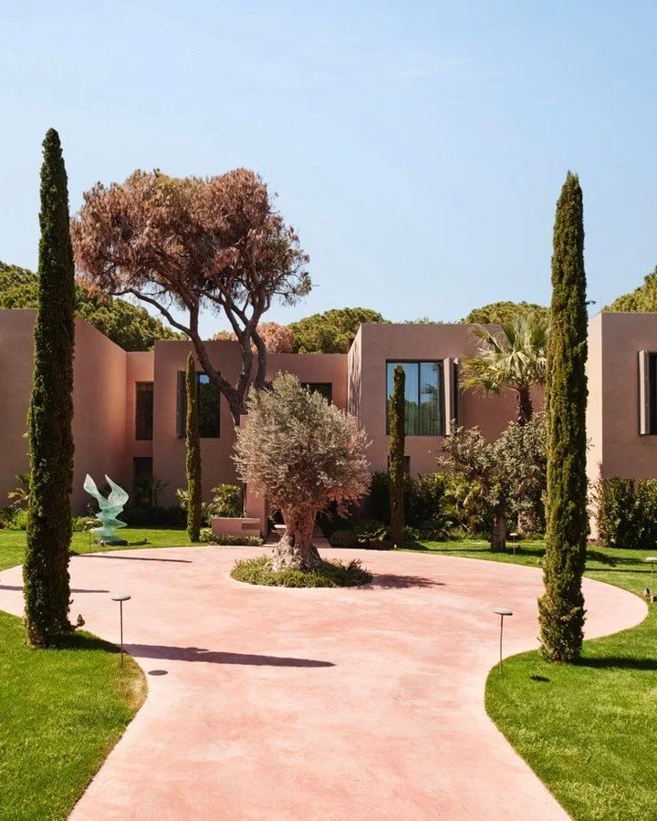 At the Maxx Royal Belek Hotel, architecture speaks through surface and light.

Concrete by Novacolor was chosen for the exterior finishes, offering both strength and subtle texture across the large-scale facade. Paired with Fase Silossanica, the surf