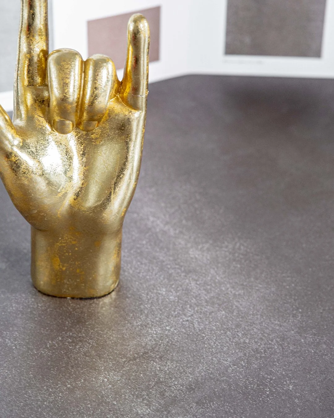 Sheet metal usually belongs in workshops, not living spaces.
Until it becomes a finish.

Zeus is an interior decorative coating that recreates the look of gold or silver metal sheets, bringing luminous movement and depth to vertical surfaces. Light c