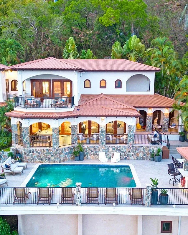 Old tile.
Outdated countertops.
Just 24 days on the clock.

Brad Sobczak and Julie Jaroch of @merakifinish_design delivered a remarkable transformation in St. John, U.S. Virgin Islands.

With just 24 days on the clock, they strategically minimized de