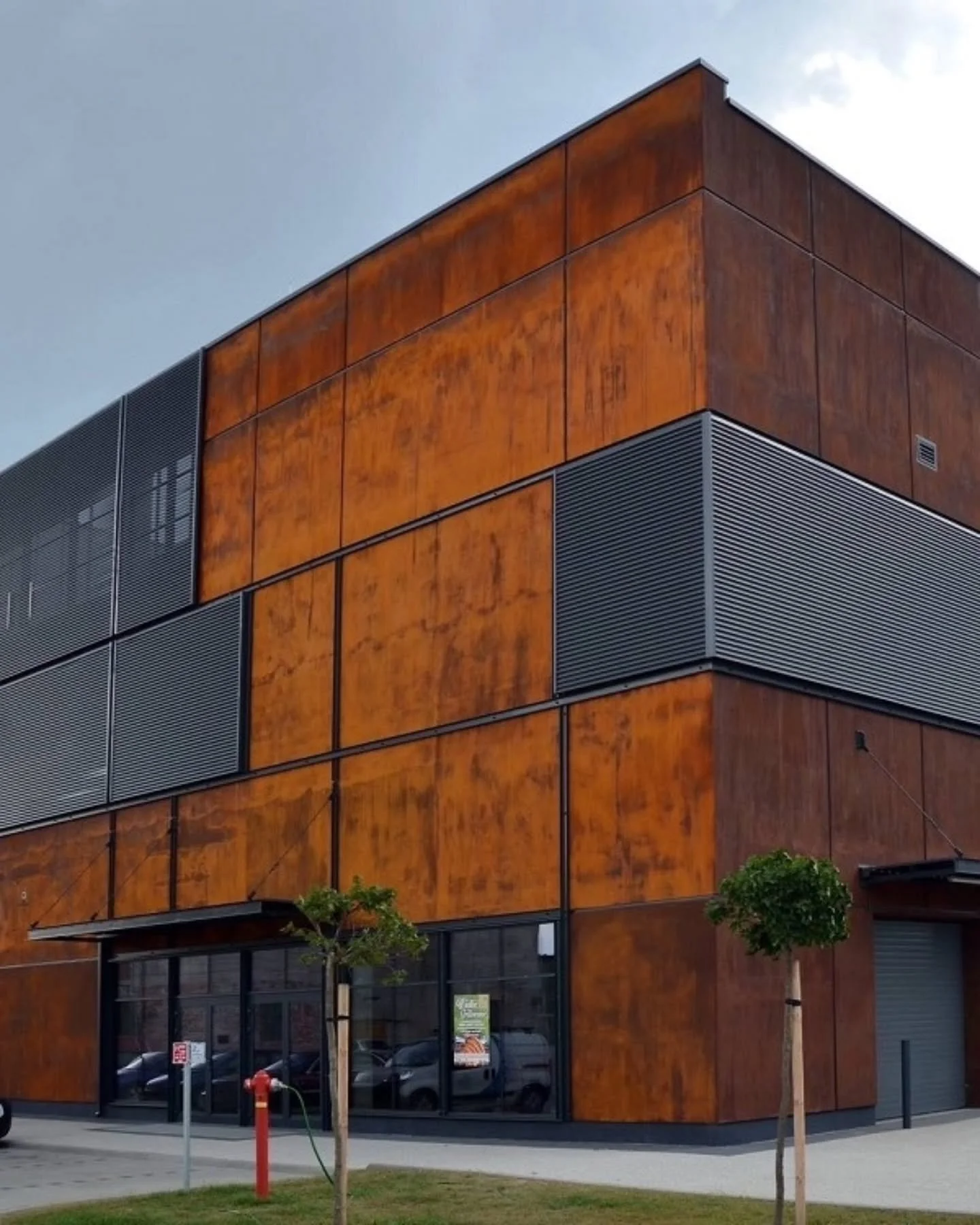 One of the most beautiful transformations is oxidation. Do you agree?

The surfaces decorated with our water-based IRONic process are like the effect of an iron surface exposed to natural corrosion. The rust effect results are dynamic, especially on 