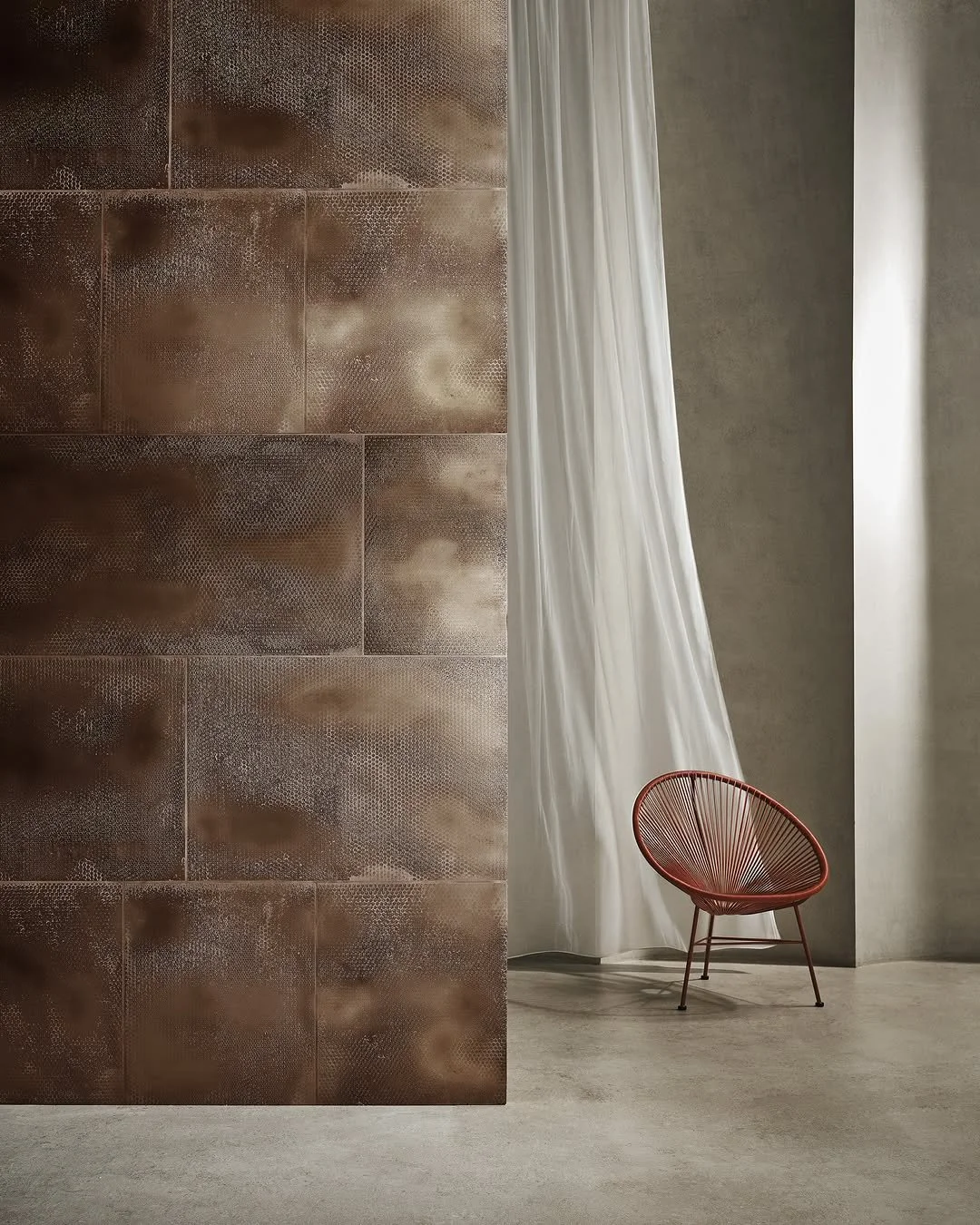 Pattern can change how a surface reads, especially once light starts moving across it.

Hive, part of The Light Between finish collection from @novacoloritalia, introduces a repeated relief that creates a steady rhythm across the wall. As light shift