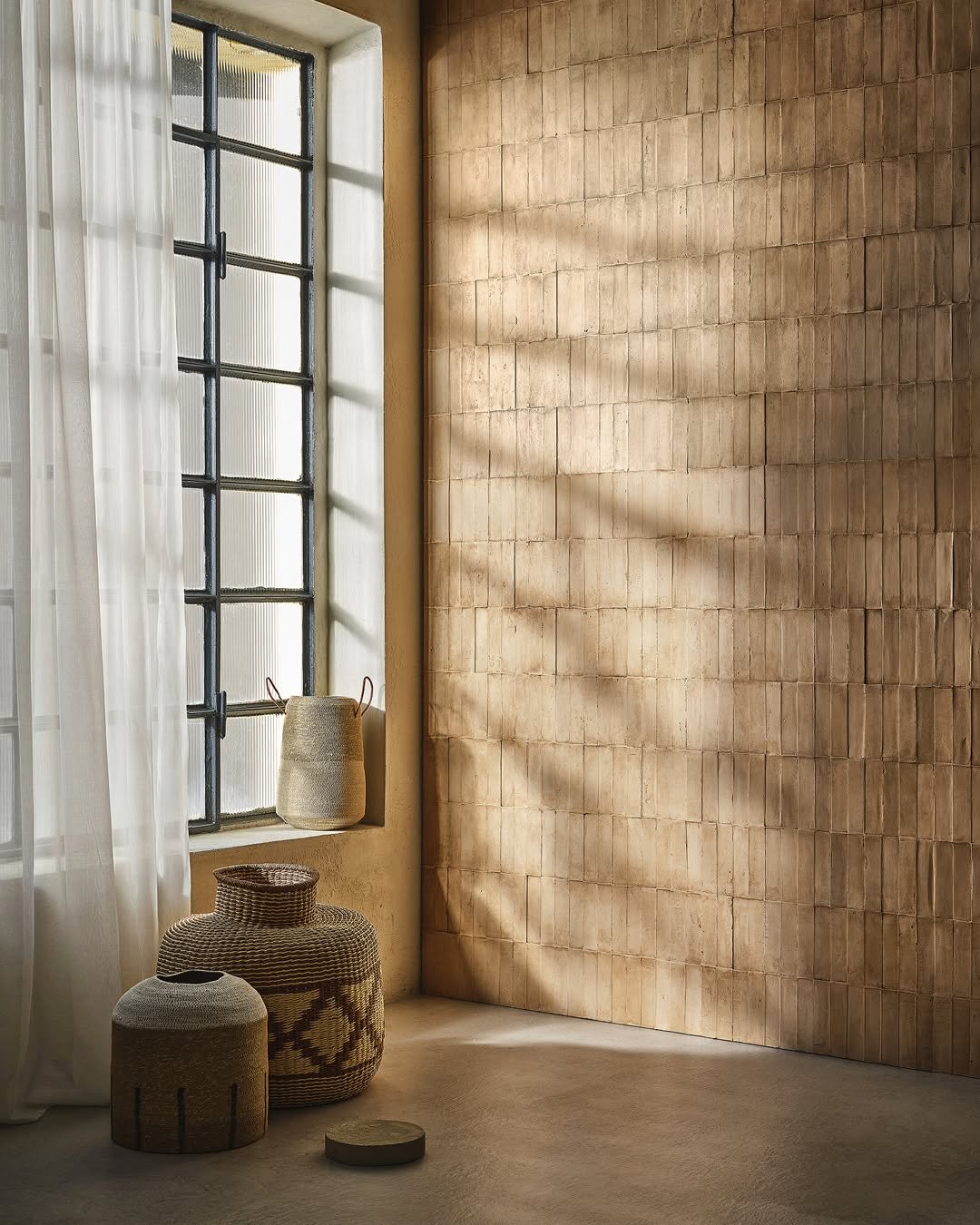 Walk past this wall and it won&rsquo;t look the same twice.

Facet, part of The Light Between finish collection from @novacoloritalia, is built around defined planes that catch and redirect light as your position changes.

Instead of a consistent rea