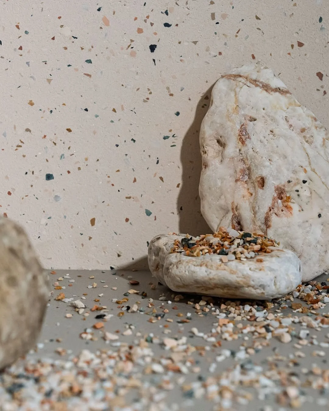 This is one of those finishes that doesn&rsquo;t reveal itself all at once. Materia Viva Mosaico from @novacoloritalia blends polychrome stone fragments into a lime-based surface, so as you move through a space, the wall shifts with you.

There&rsquo