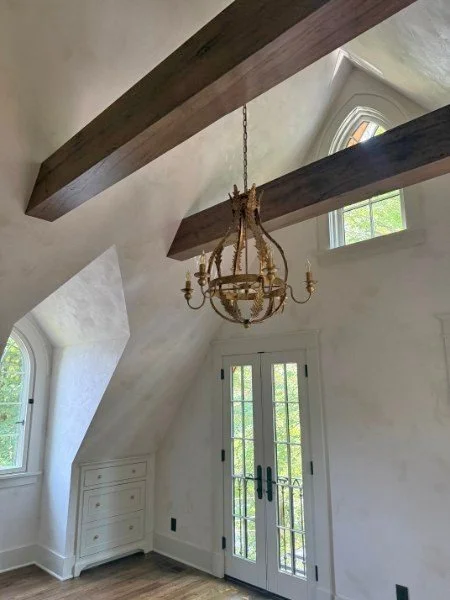 Raise your hand if you've ever had to work around a chandelier. ✋

The walls in this recent project are Marmorino KS in two colors, a lime marmorino plaster that gives a silky satin-to-matte finish. The two-color approach adds subtle depth without co