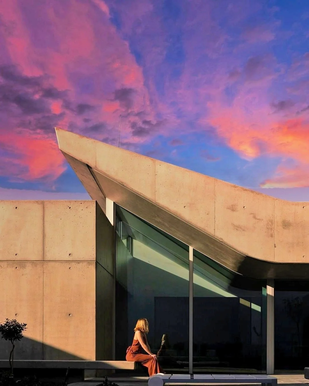 The sky is doing everything here, and the concrete doesn't flinch.

Archi+ Concrete is a mineral powder plaster for interiors and exteriors, troweled on to produce a concrete effect with soft, vibrant hues. It holds its own against whatever surrounds