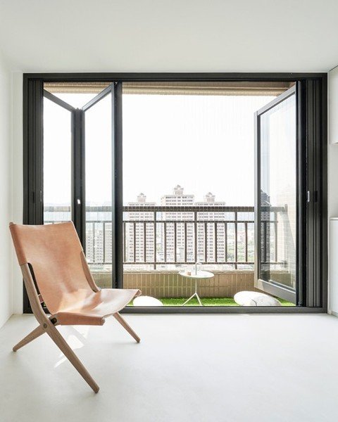 The floor disappears, and suddenly the room breathes.

Wall2Floor is a multilayer mineral system that creates continuous, seamless surfaces across walls and floors, allowing an entire space to read as one uninterrupted material. What you see here, fl