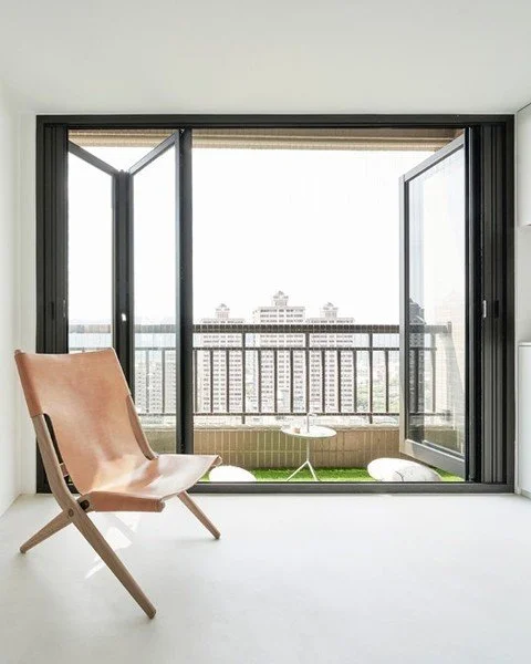 The floor disappears, and suddenly the room breathes.

Wall2Floor is a multilayer mineral system that creates continuous, seamless surfaces across walls and floors, allowing an entire space to read as one uninterrupted material. What you see here, fl