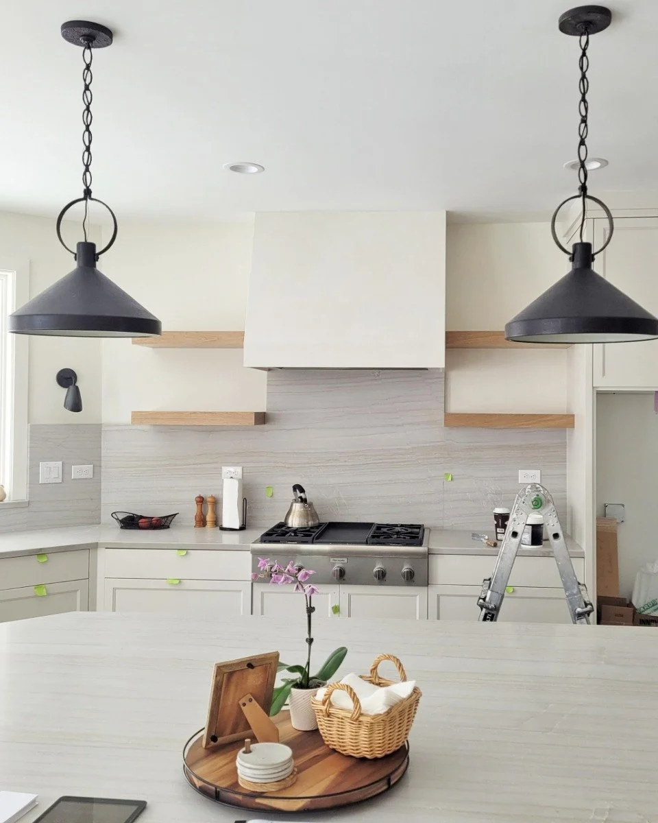 A range hood is one of the few surfaces in a kitchen that is a shape instead of a flat plane. Every angle is a decision, and every corner has to hold.

This one is Marmorino KS. Lime plaster, troweled over the form as one continuous skin. No panels, 