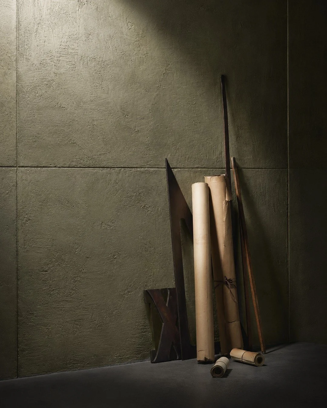 Did you know that concrete has been used in construction for over 2,000 years? It never really goes out of style.

Archi+ Big is a coarse-grain lime plaster that gives you a bold, textural concrete effect. The grain catches the light beautifully, and