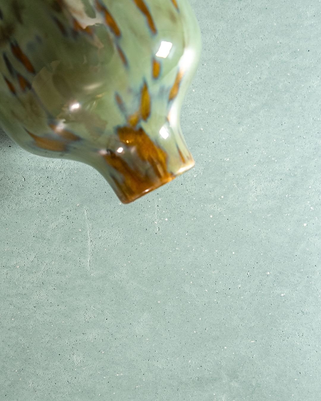 Mineral meets metallic.

Teodorico sits right between lime plaster and metallic finish, with a natural mineral surface and a delicate shimmer that comes alive in changing light. With gold, silver and bronze effects and the ability to work it toward s