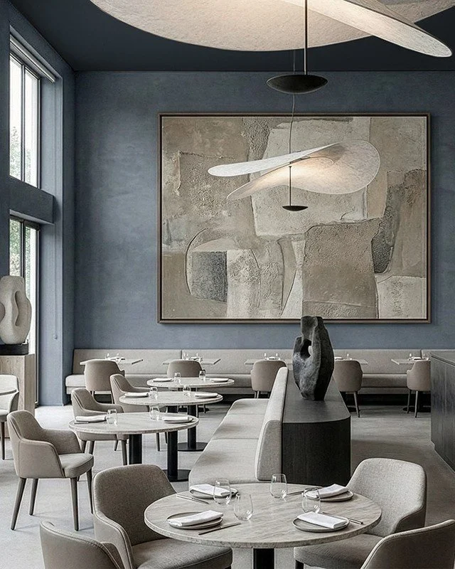A finish with a soft touch.

VP Suede is a lime-based finish with a satin effect, and it gives hospitality spaces a calm, enveloping feel. In reception areas and restaurants, it brings quiet depth to large walls without competing with the art, lighti