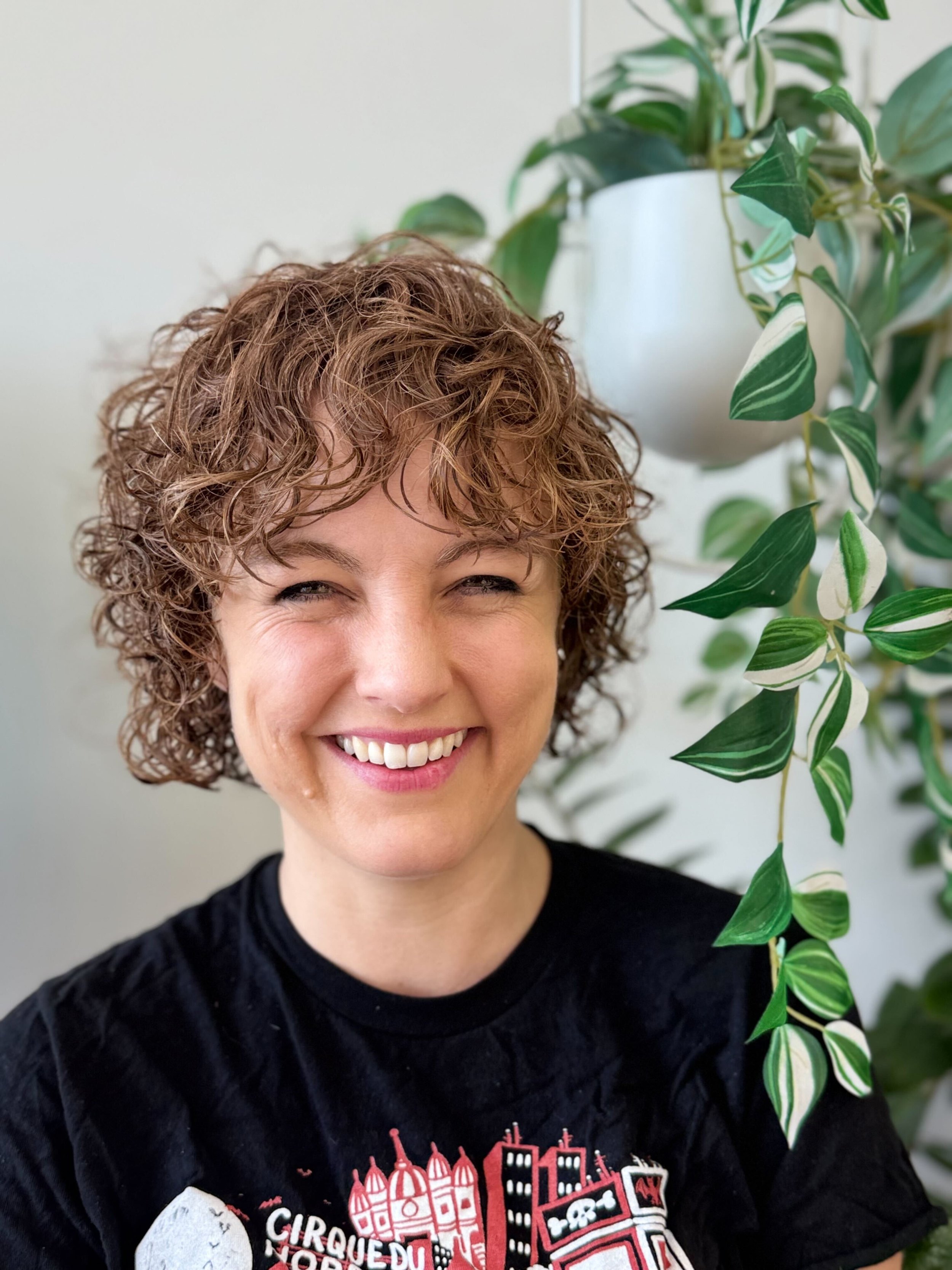 A fresh curly haircut styled to embrace natural texture and movement. At Davanti Salon, stylists specialize in cuts that bring out the best in curls, creating shape, volume, and effortless wearability.