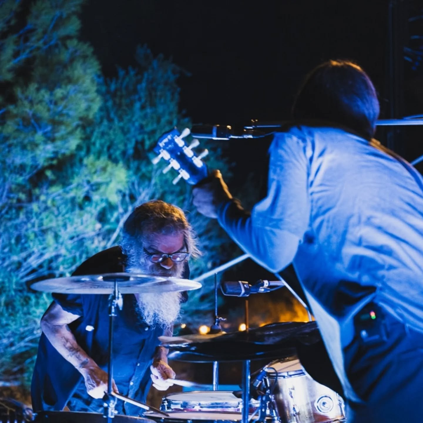 🌿 Ricote está poniendo el broche de oro a este recorrido musical, natural y vital que es murmullo festival.
La Plaza de España se convirtió en el epicentro de todo lo que significa un festival slow, donde disfrutar de las cosas