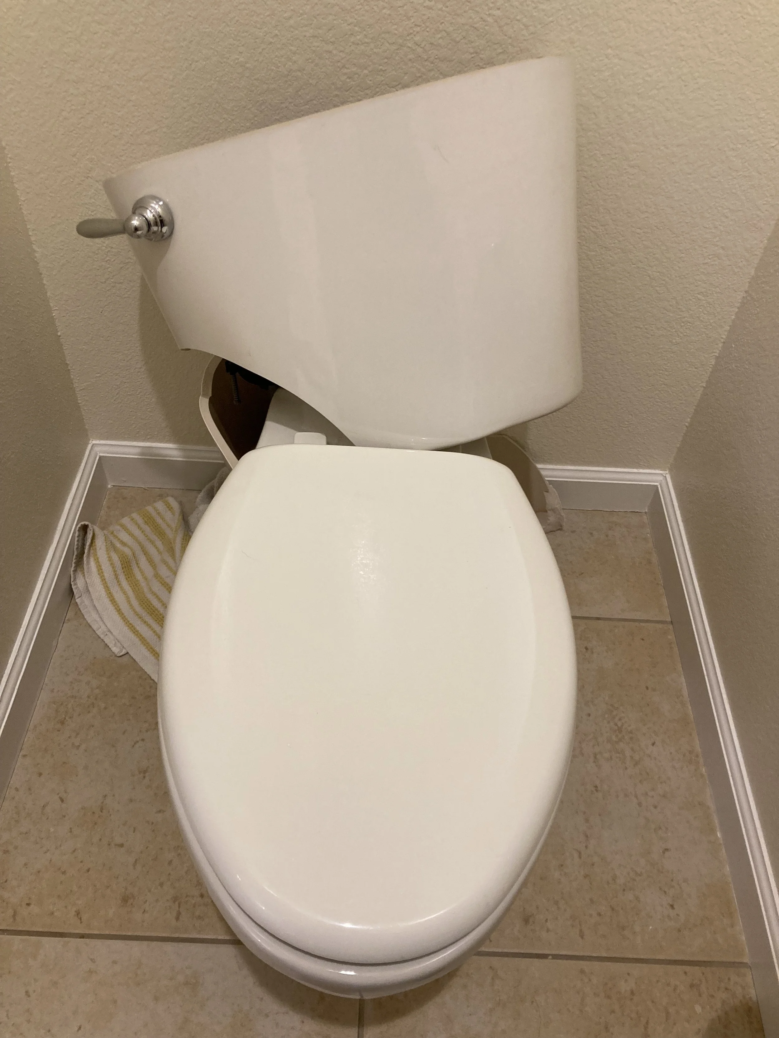 Damaged toilet that needs to be replaced