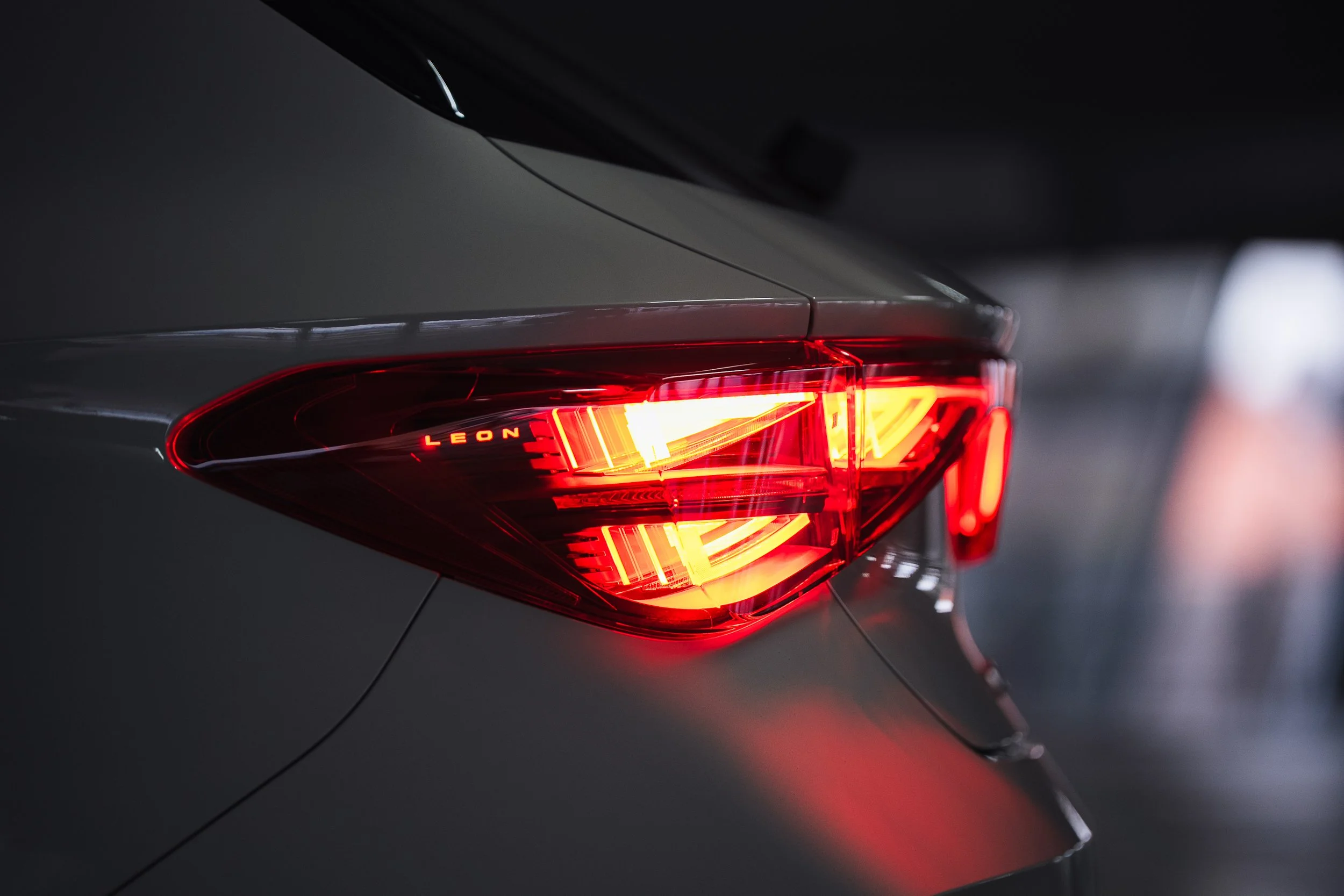 Rücklicht eines Autos mit dem Namen 'LEON' sichtbar