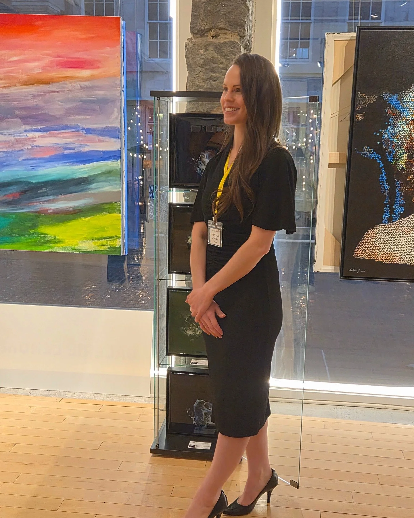 Hier soir, la @galerielenoirmontrealparis rayonnait. 🌟

Des rencontres inspirantes, des oeuvres vibrantes et une atmosph&egrave;re unique ont marqu&eacute; la c&eacute;l&eacute;bration de ce 8e anniversaire. 

Je me sens profond&eacute;ment reconnai