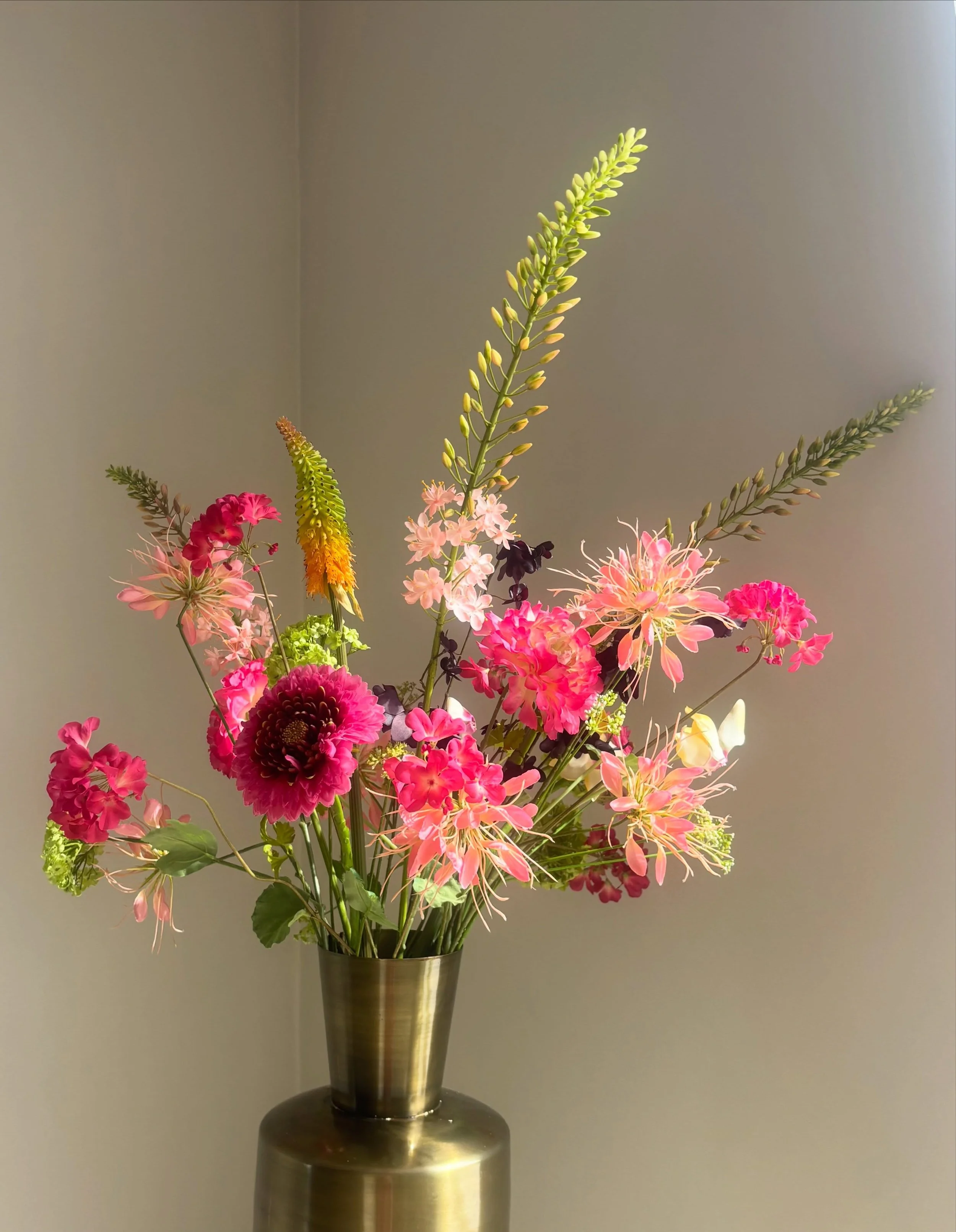BON SIMAN💗 have a blooming week

What do you think of these vibrant colours? ✨🌸🌺

#silkflowers #silkka #blooming #curacao #bouquet